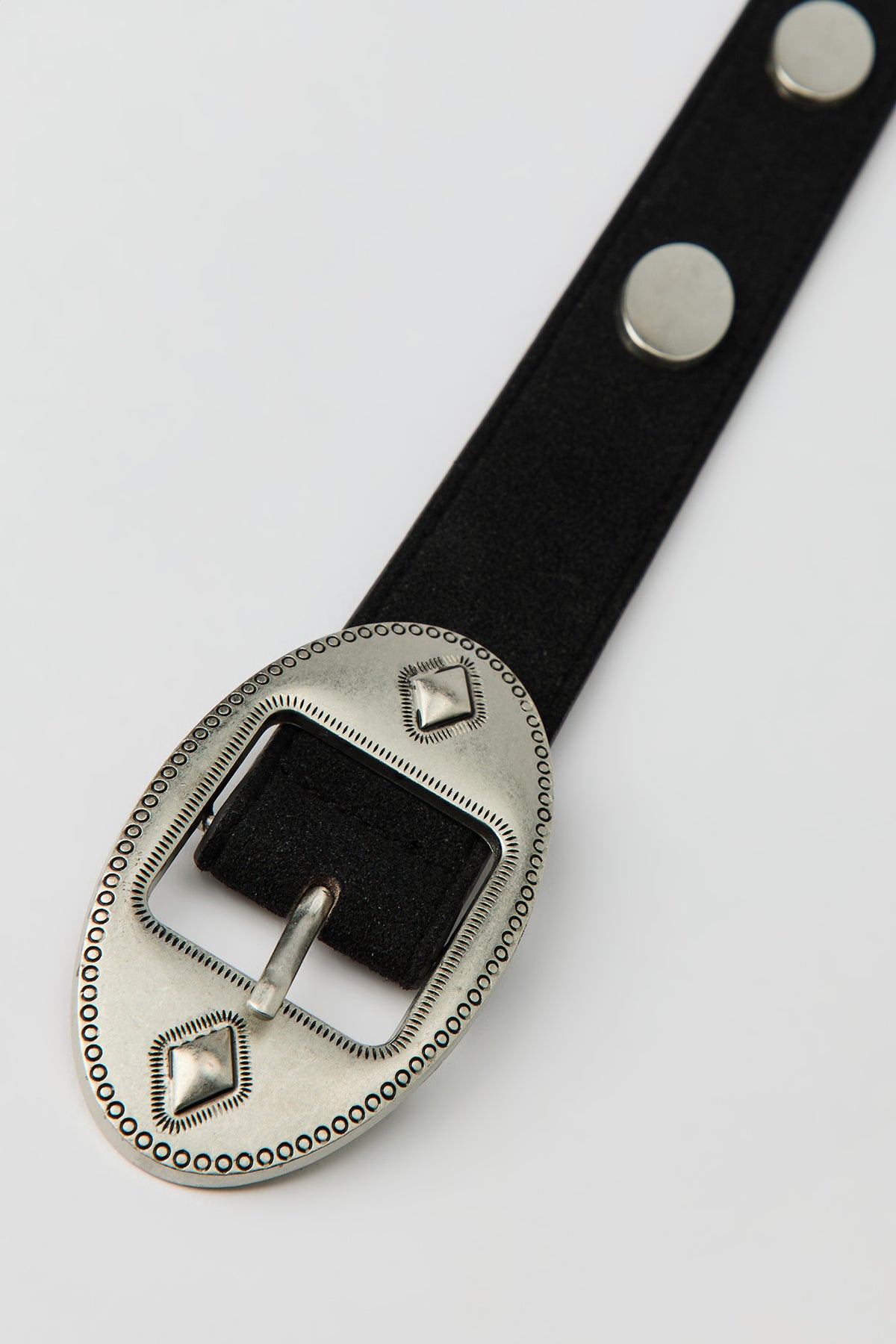 Vue alternative 3. Ceinture Western cloutée