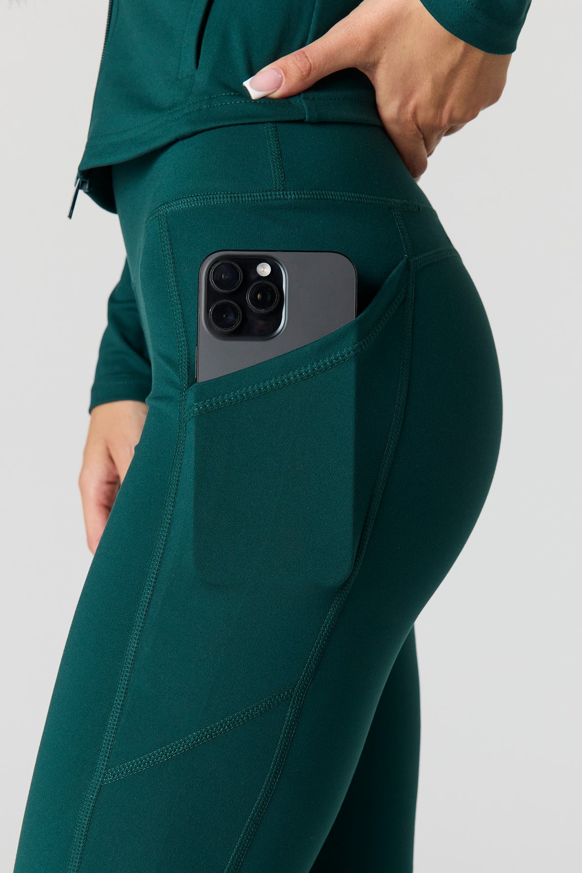 Vue alternative 4. Legging U/A à jambe évasée avec poches latérales