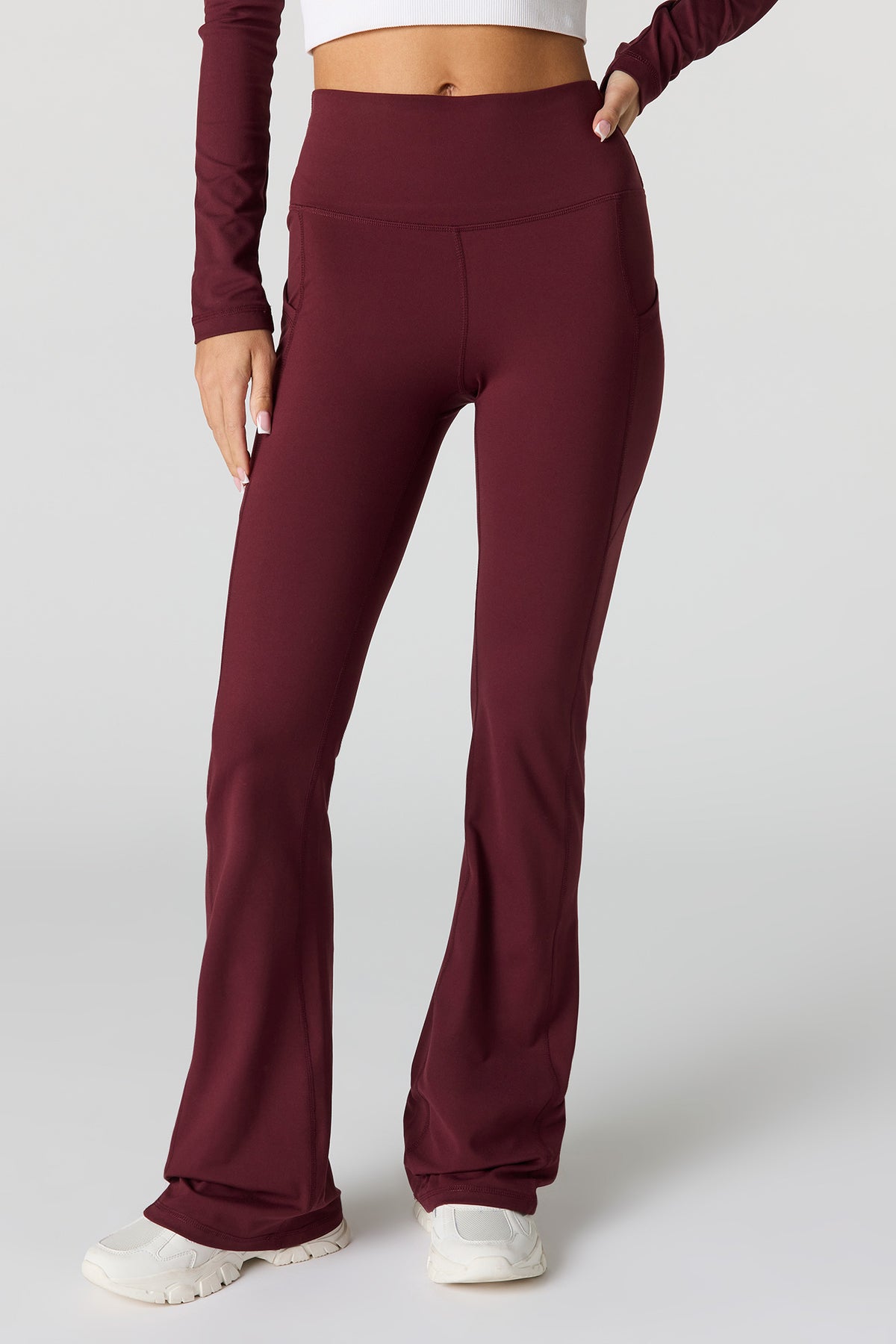 Vue alternative 2. Legging U/A à jambe évasée avec poches latérales