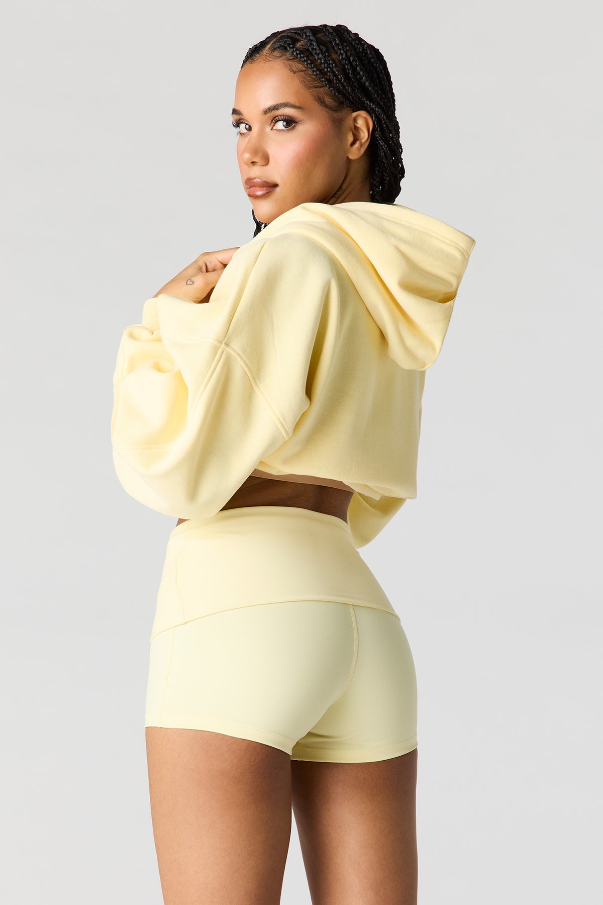 Vue alternative 2. Short Active avec taille pliée