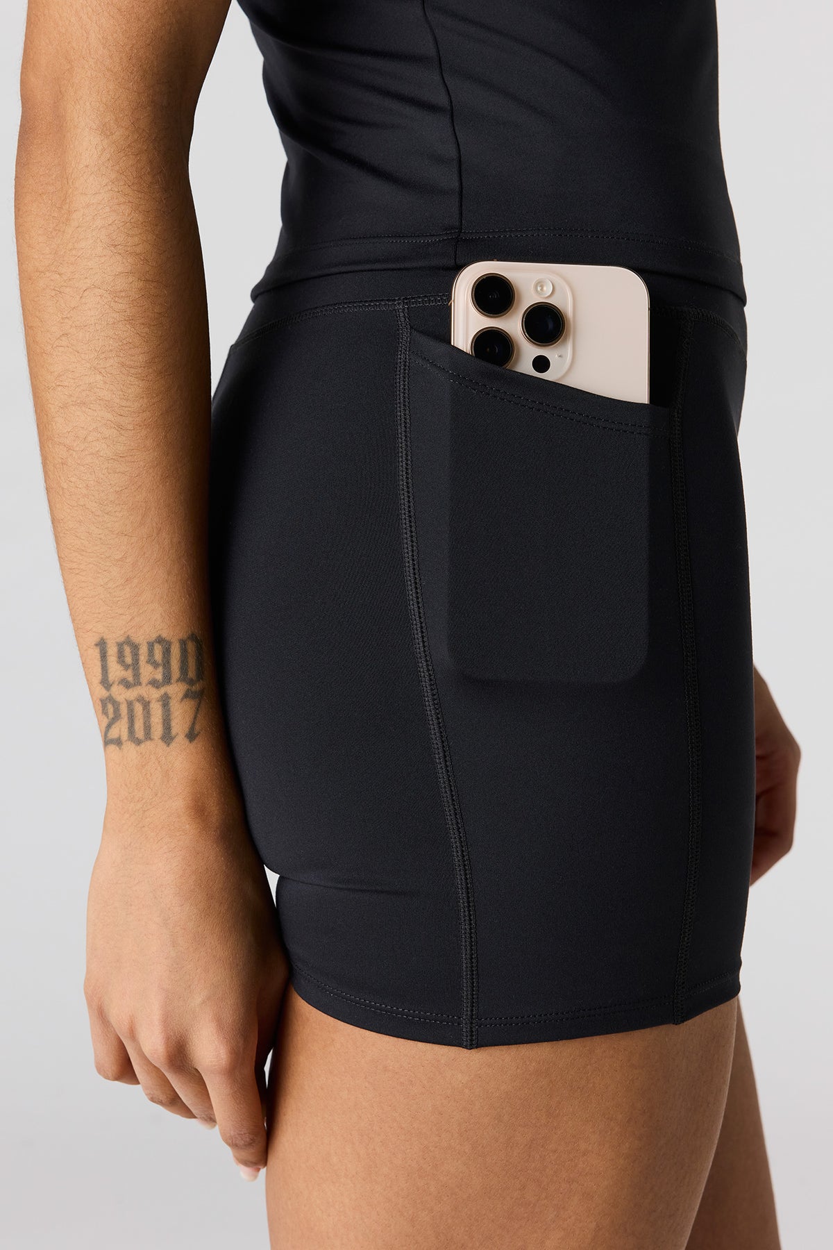 Vue alternative 4. Short Active haute densité avec poches latérales 4 po