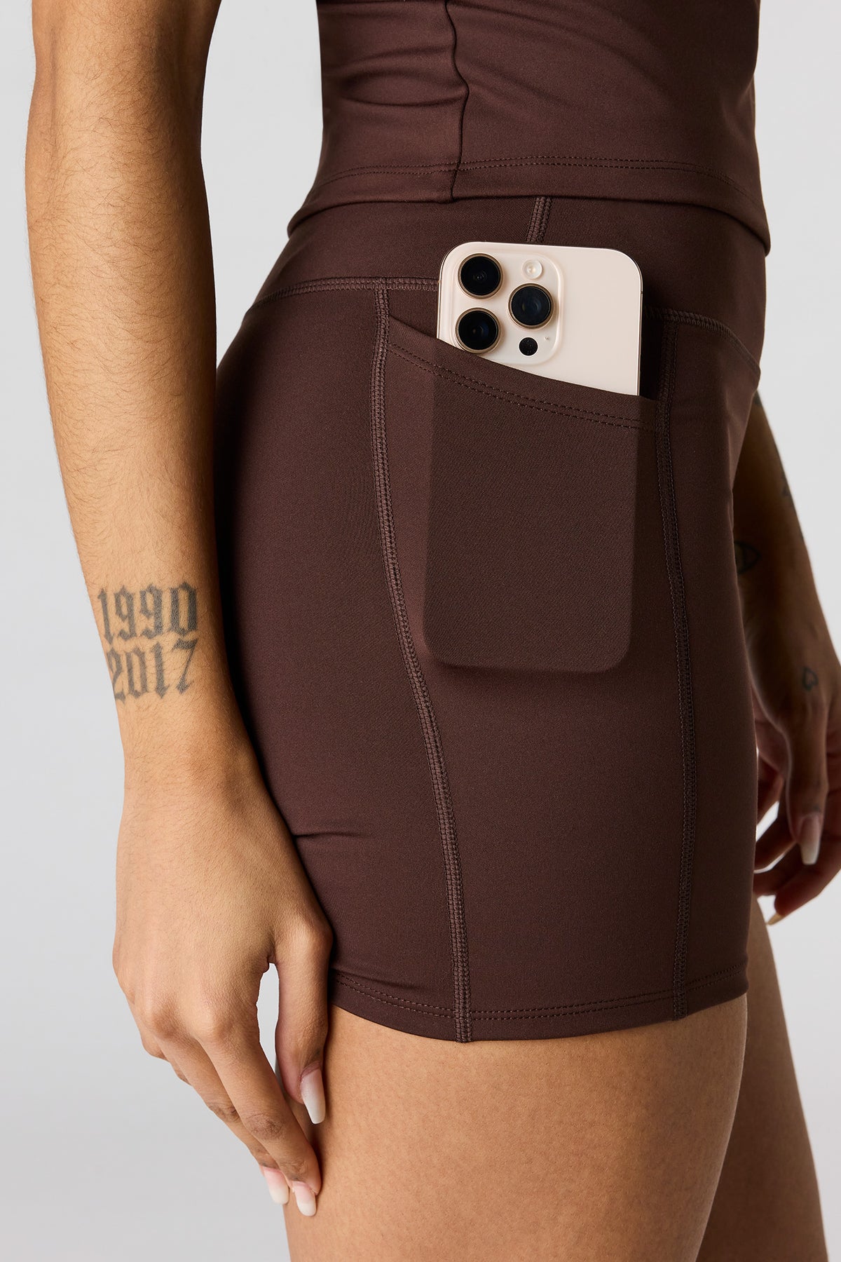Vue alternative 4. Short Active haute densité avec poches latérales 4 po