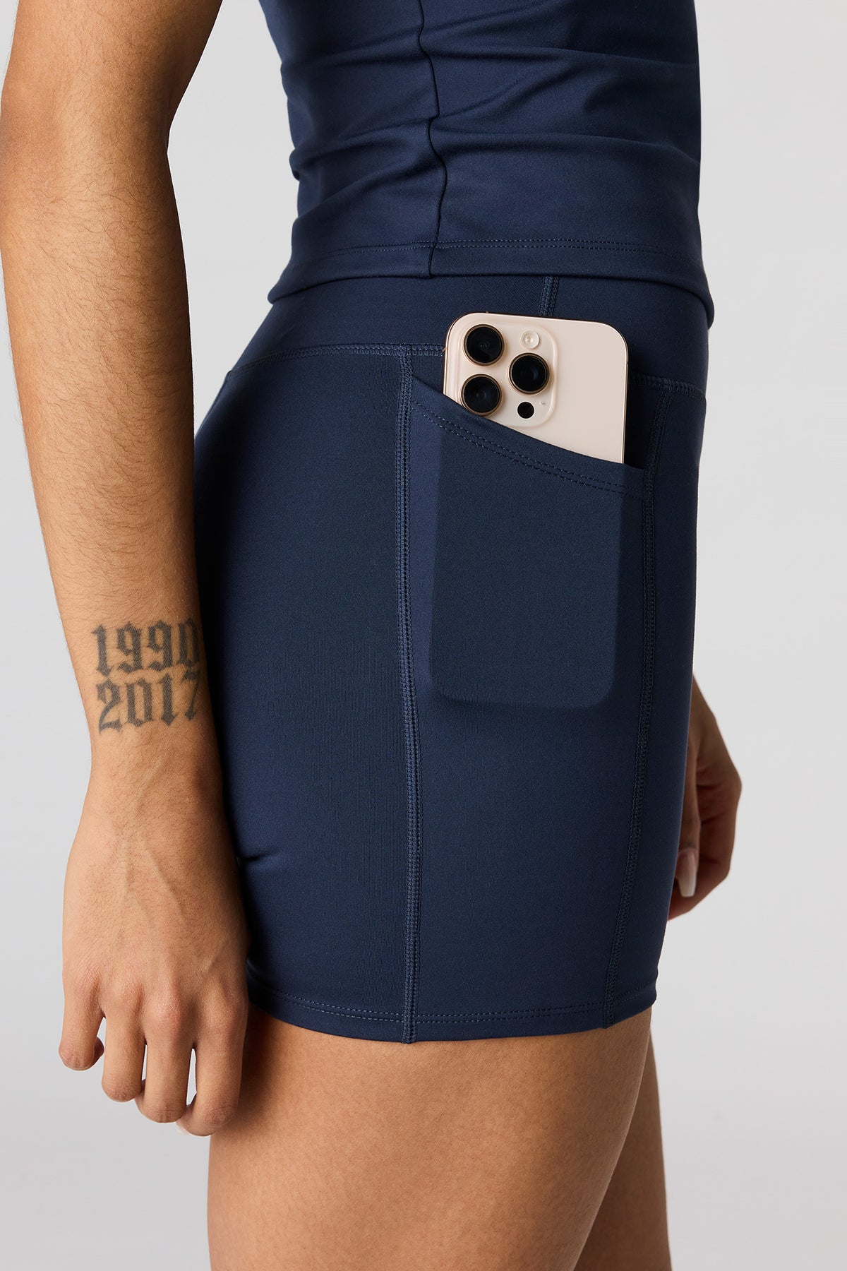 Vue alternative 17. Short Active haute densité avec poches latérales 4 po