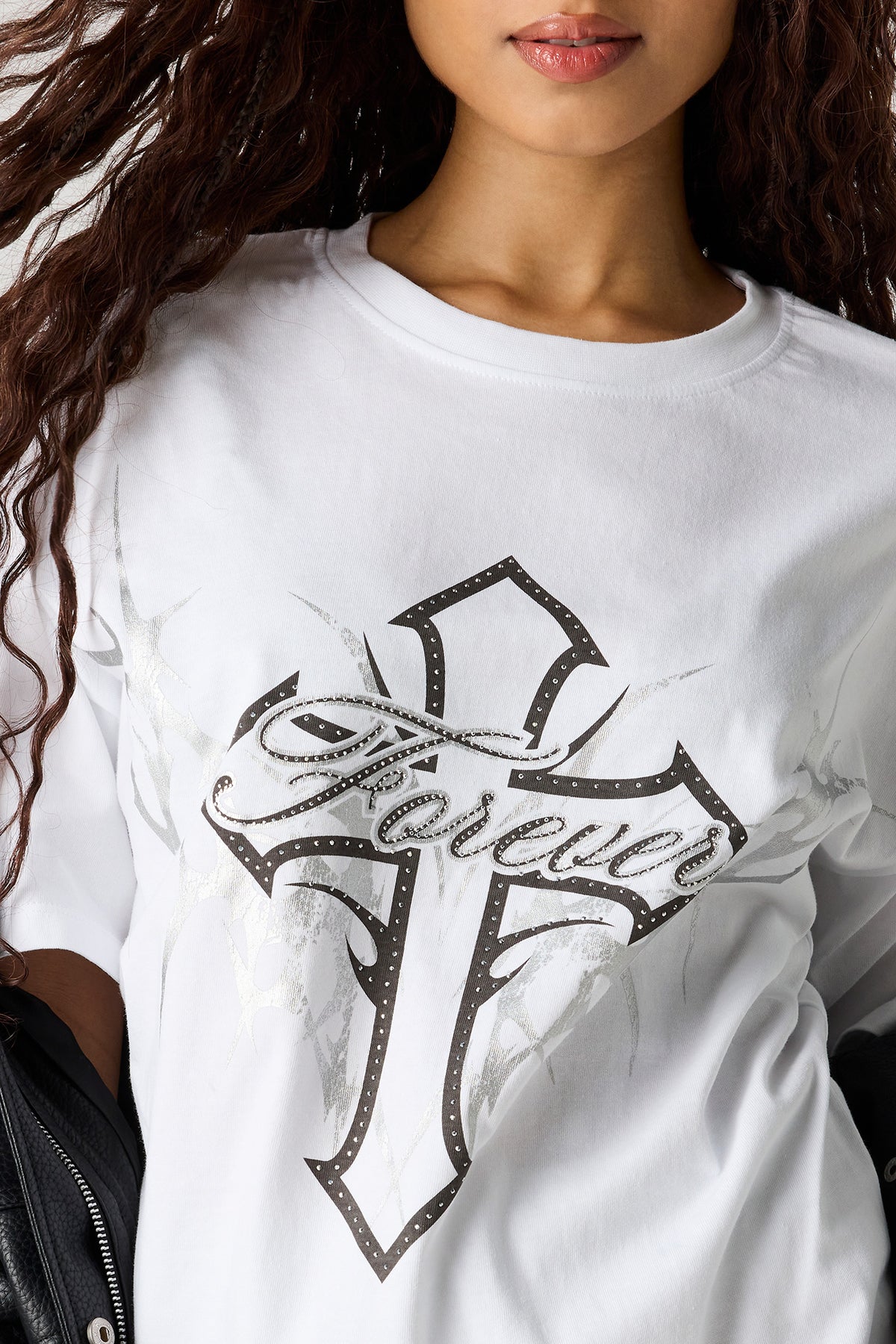 Alt View 4. Rhinestone Graphic Boyfriend T-Shirt - White