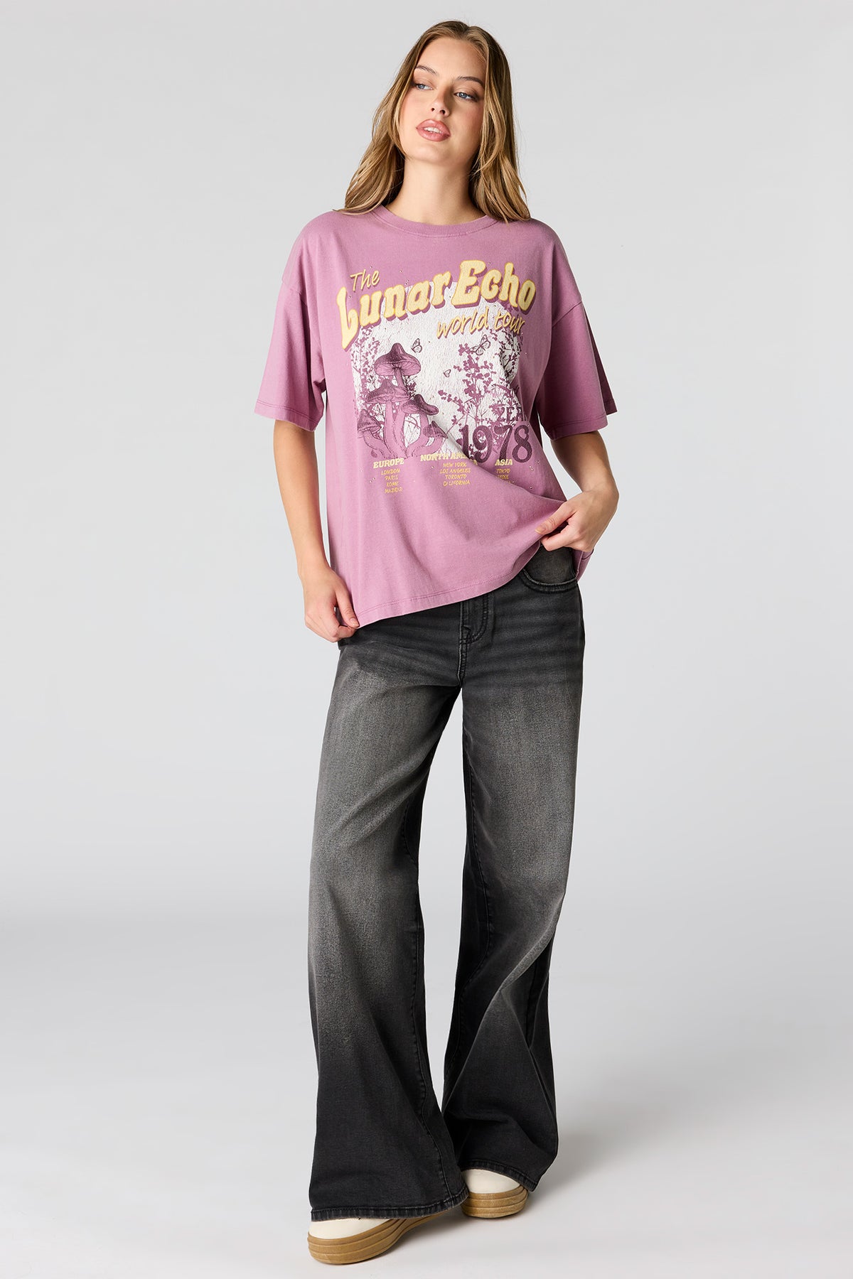 Vue alternative 3. T-shirt de coupe garçonne délavé imprimé