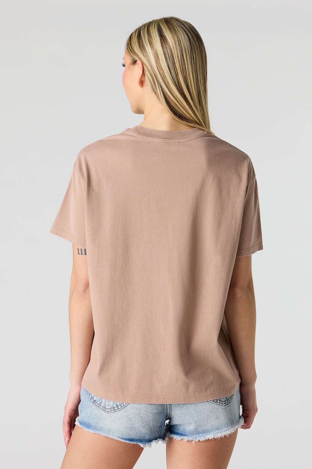 Vue alternative 2. T-shirt de coupe garçonne délavé imprimé