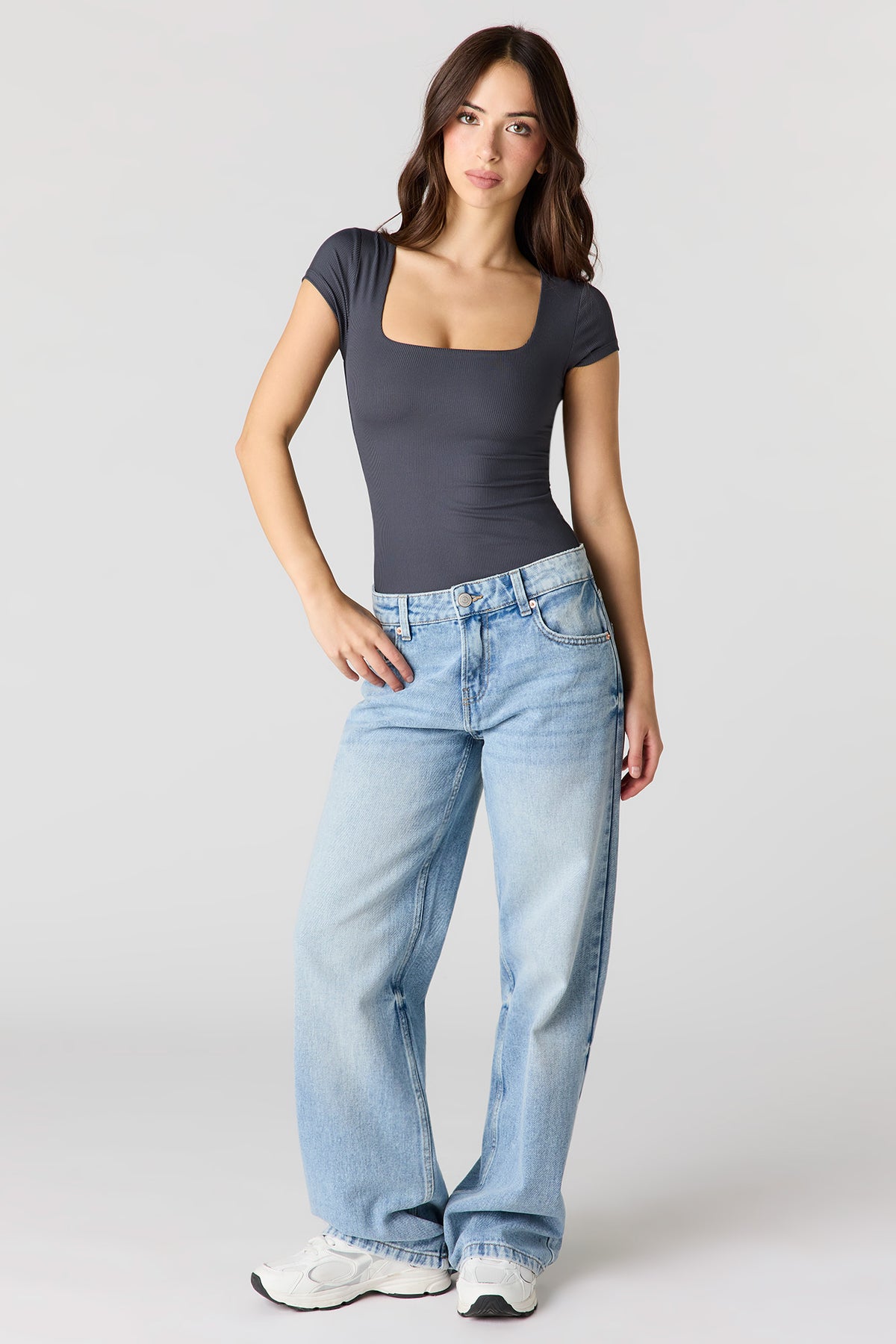 Vue alternative 3. T-shirt profilé côtelé à encolure carrée