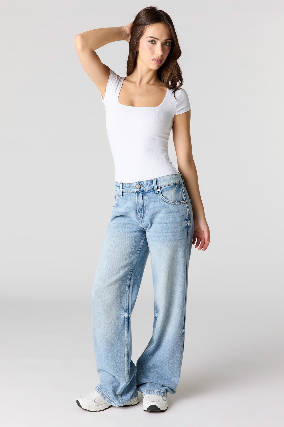 Vue alternative 3. T-shirt profilé côtelé à encolure carrée
