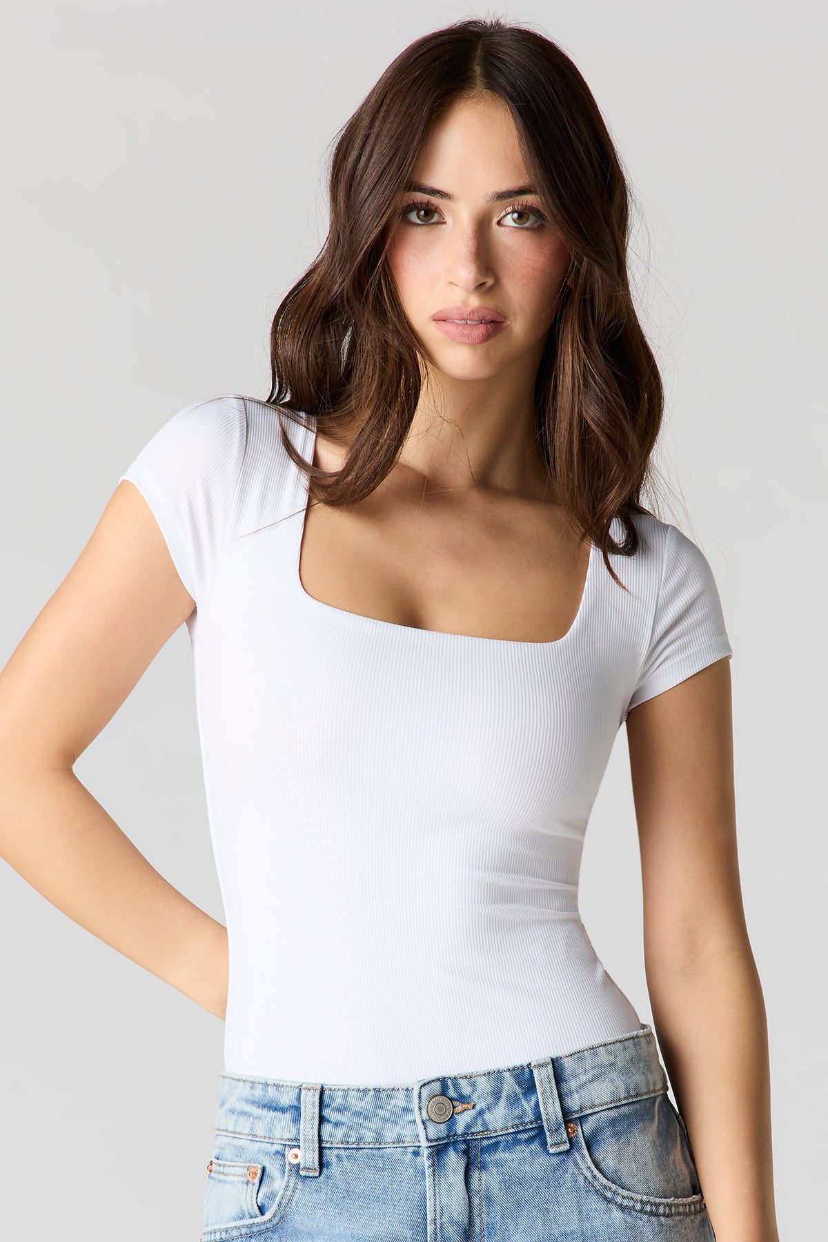 T-shirt profilé côtelé à encolure carrée