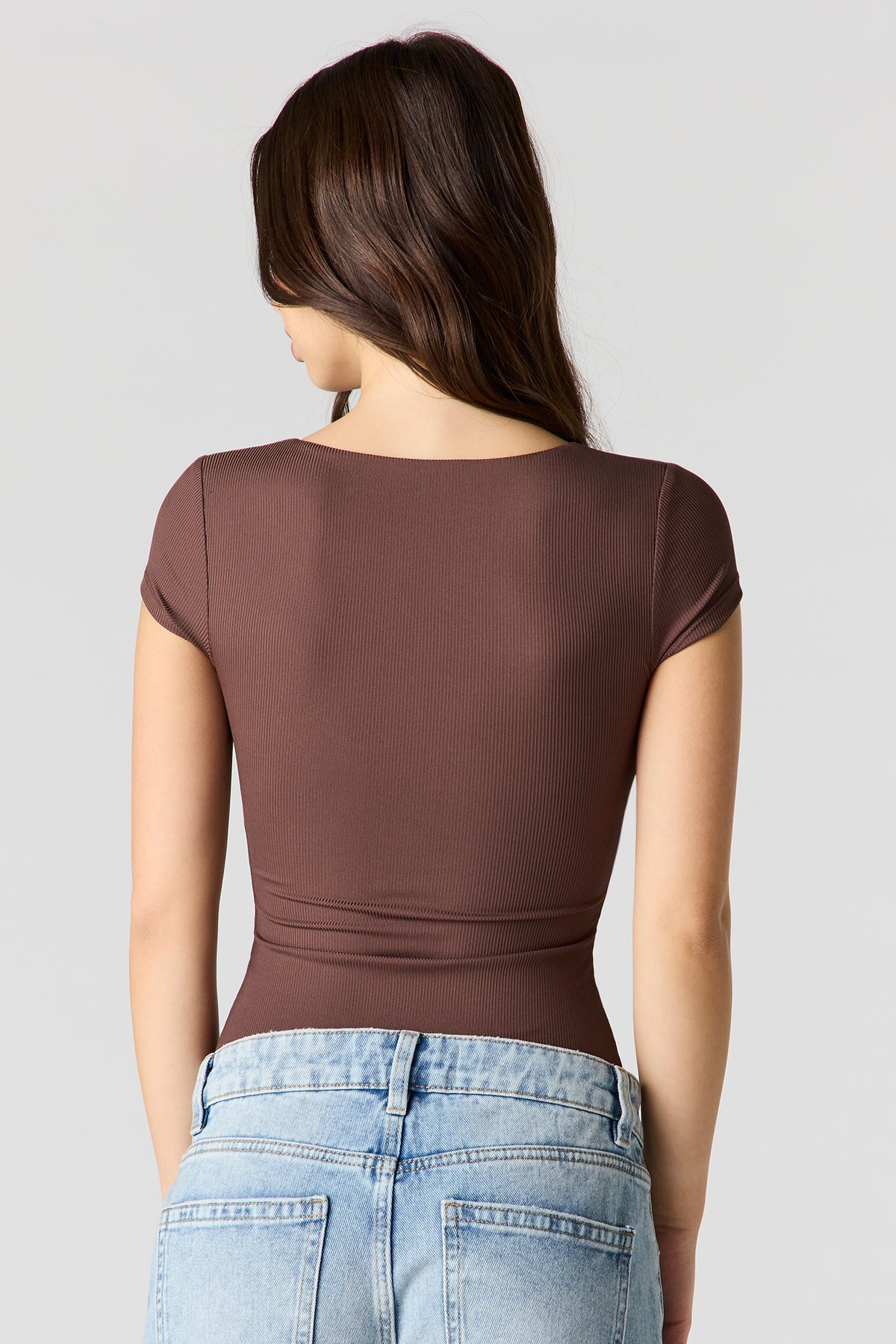 Vue alternative 2. T-shirt profilé côtelé à encolure carrée