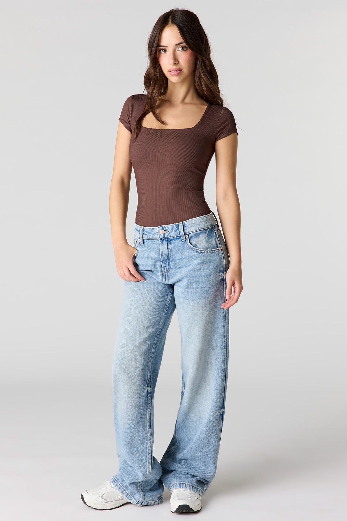 Vue alternative 3. T-shirt profilé côtelé à encolure carrée