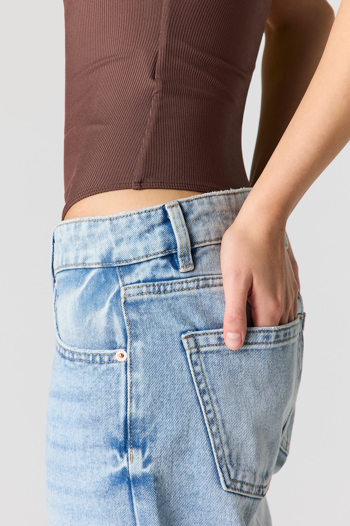 Vue alternative 4. T-shirt profilé côtelé à encolure carrée