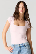 T-shirt profilé côtelé à encolure carrée