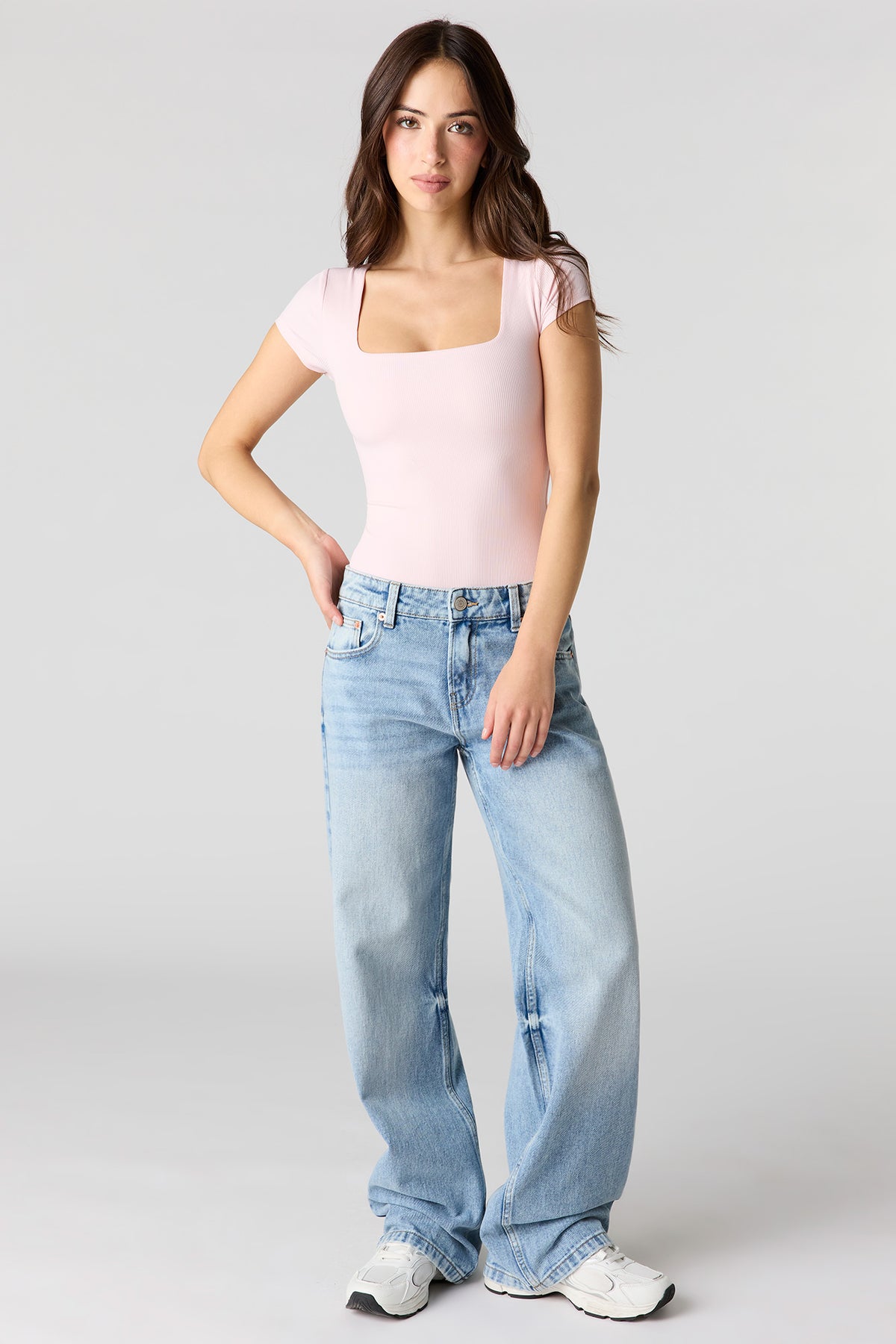 Vue alternative 3. T-shirt profilé côtelé à encolure carrée