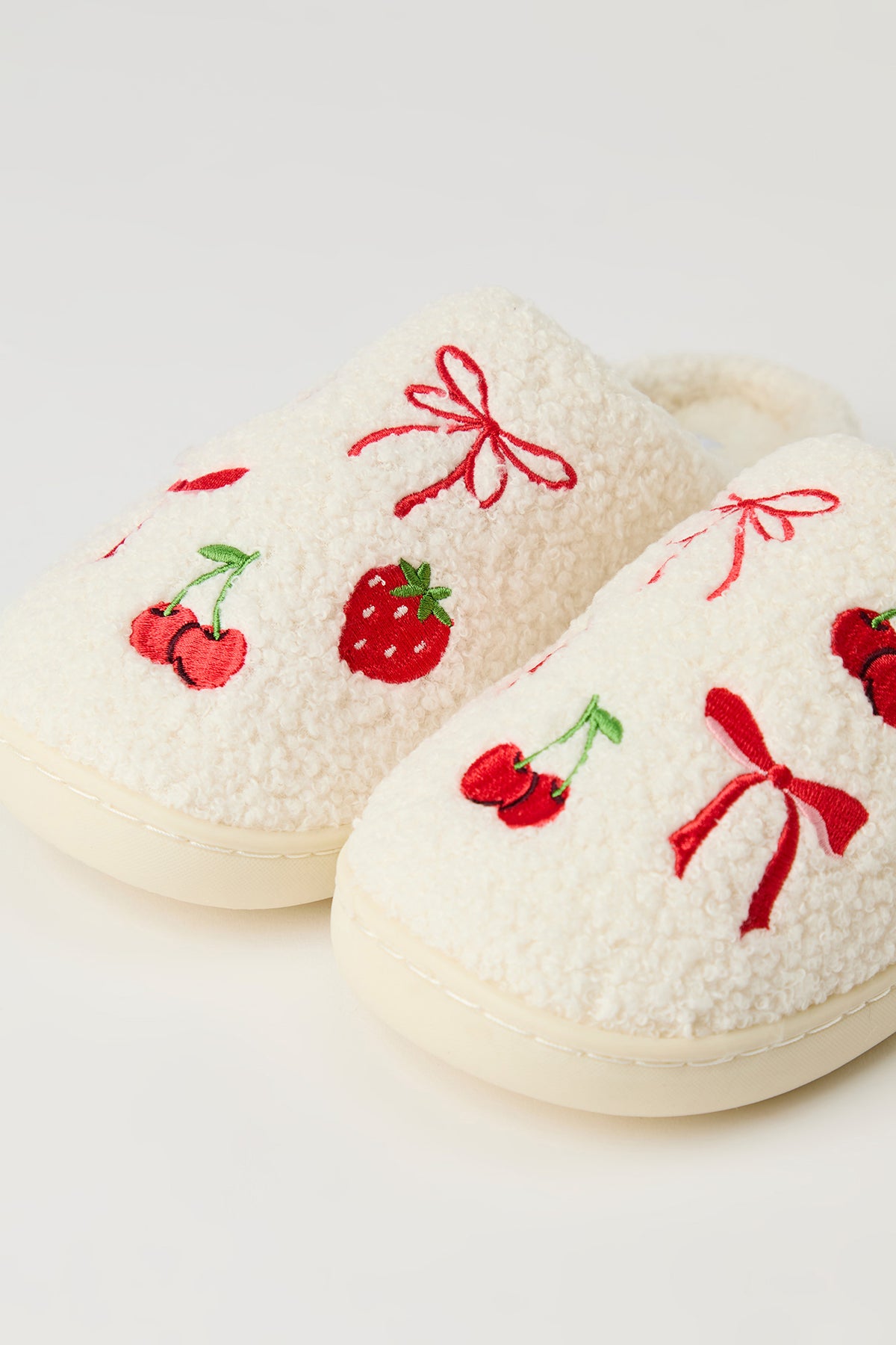 Vue alternative 3. Pantoufles Fruits en Sherpa