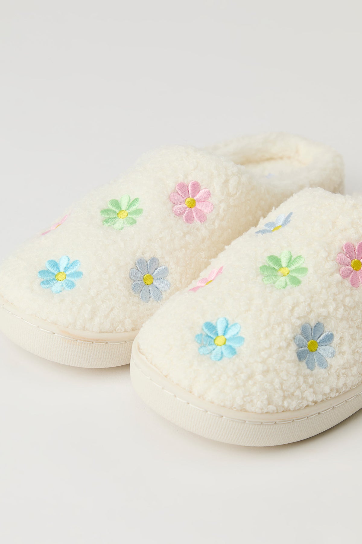 Vue alternative 3. Pantoufles fleuries en Sherpa