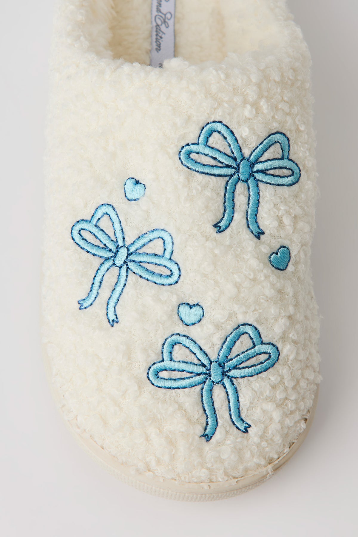 Vue alternative 3. Pantoufles en Sherpa avec boucles