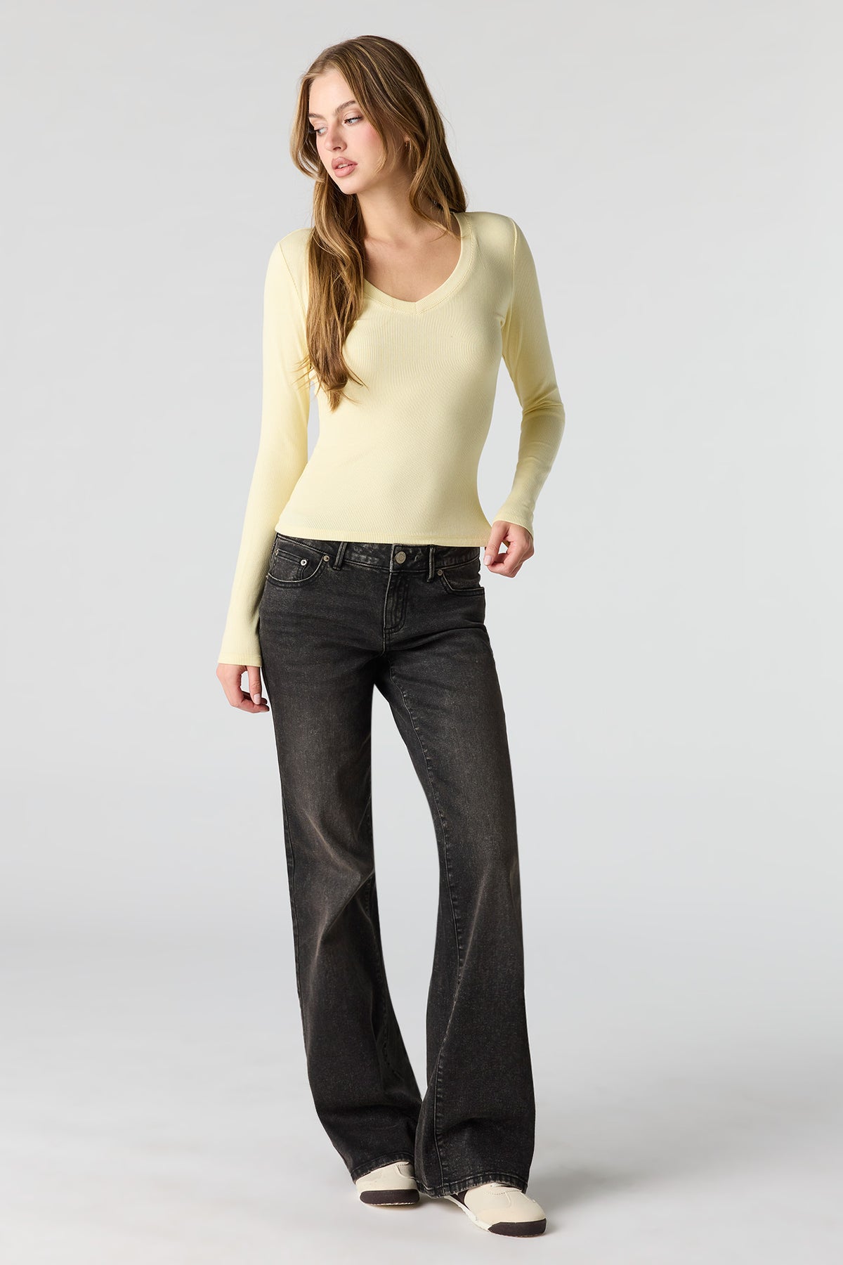 Vue alternative 3. Haut côtelé à manches longues avec encolure en V