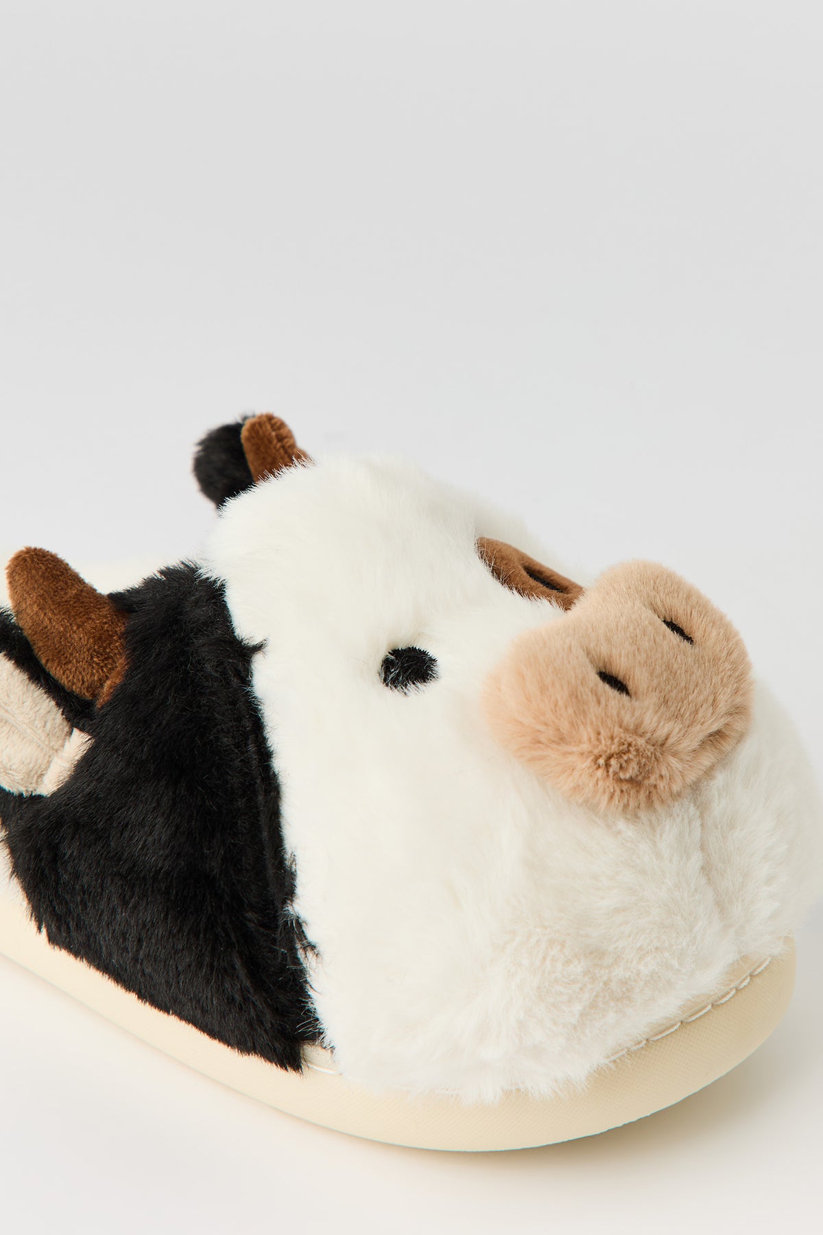 Vue alternative 3. Pantoufles en peluche Vache 3D