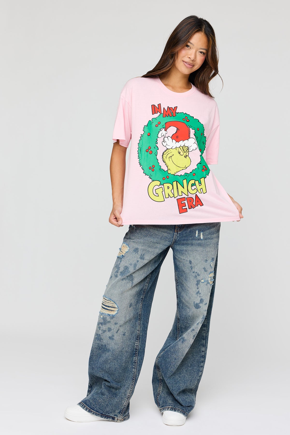 Alt View 3. The Grinch Graphic Boyfriend T-Shirt - Light Pink