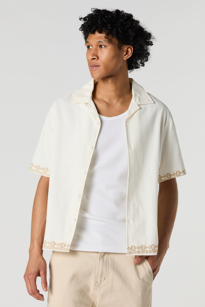 Haut texturé boutonné à bordure brodée