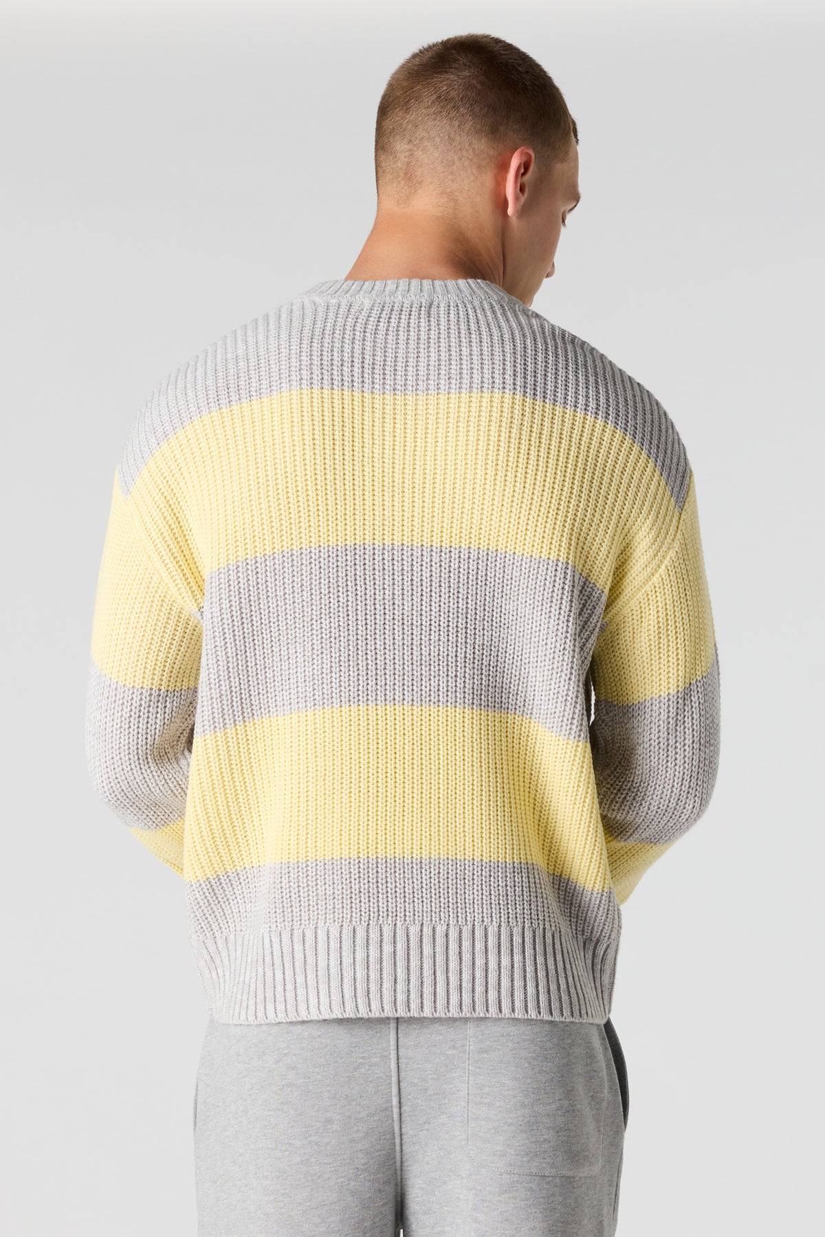 Vue alternative 2. Chandail en tricot rayé