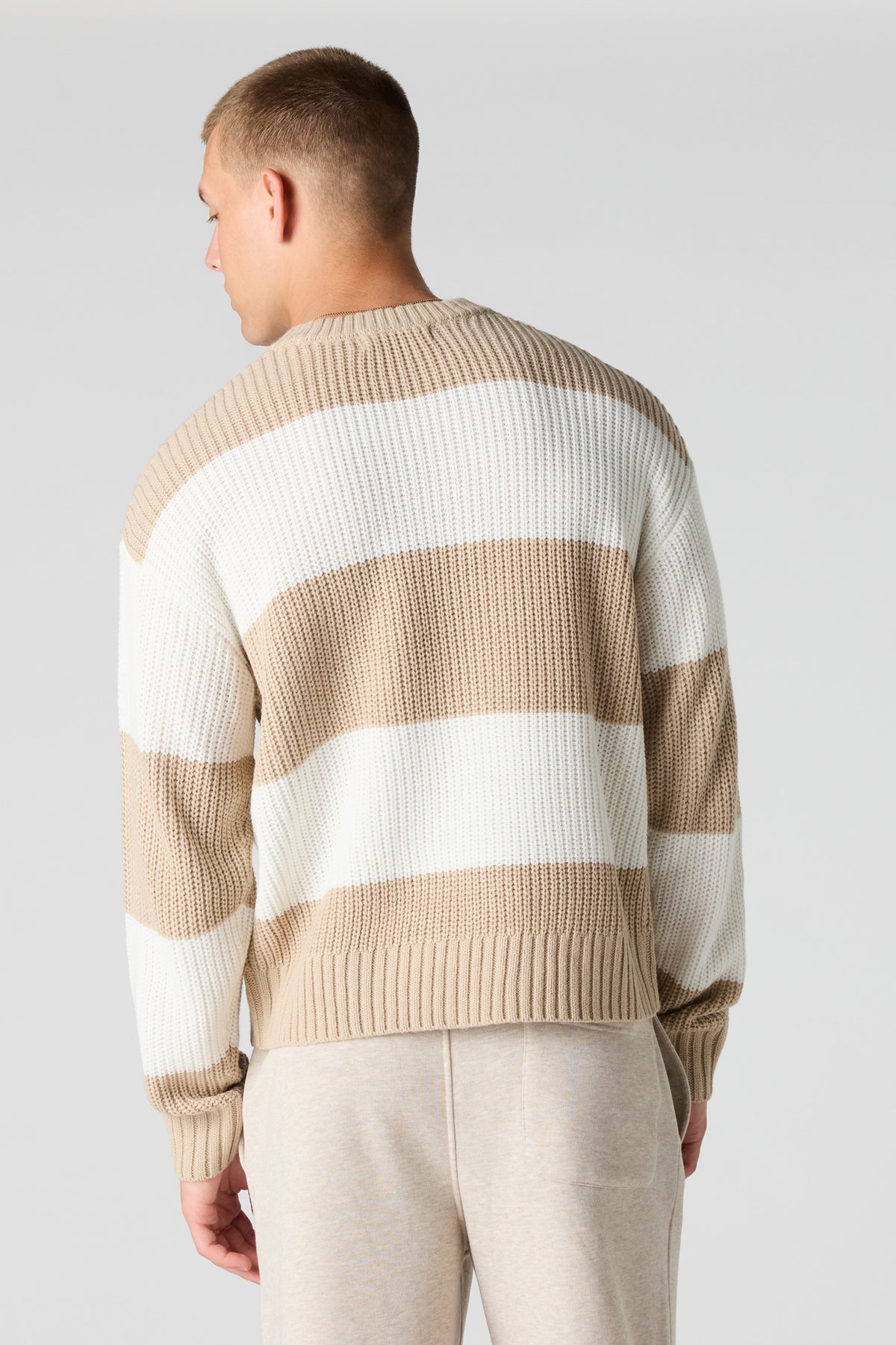 Vue alternative 2. Chandail en tricot rayé
