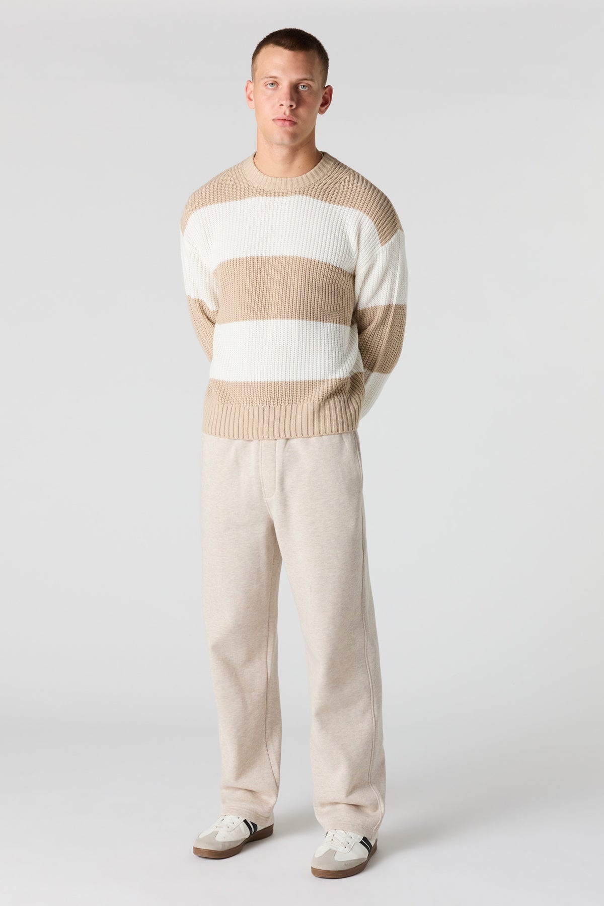 Vue alternative 3. Chandail en tricot rayé