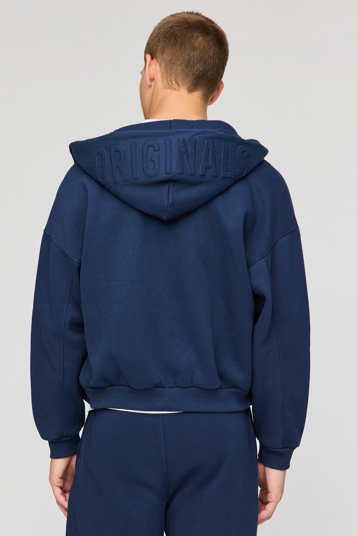 Vue alternative 2. Haut à capuchon en molleton lourd supérieur embossé avec fermeture à glissière