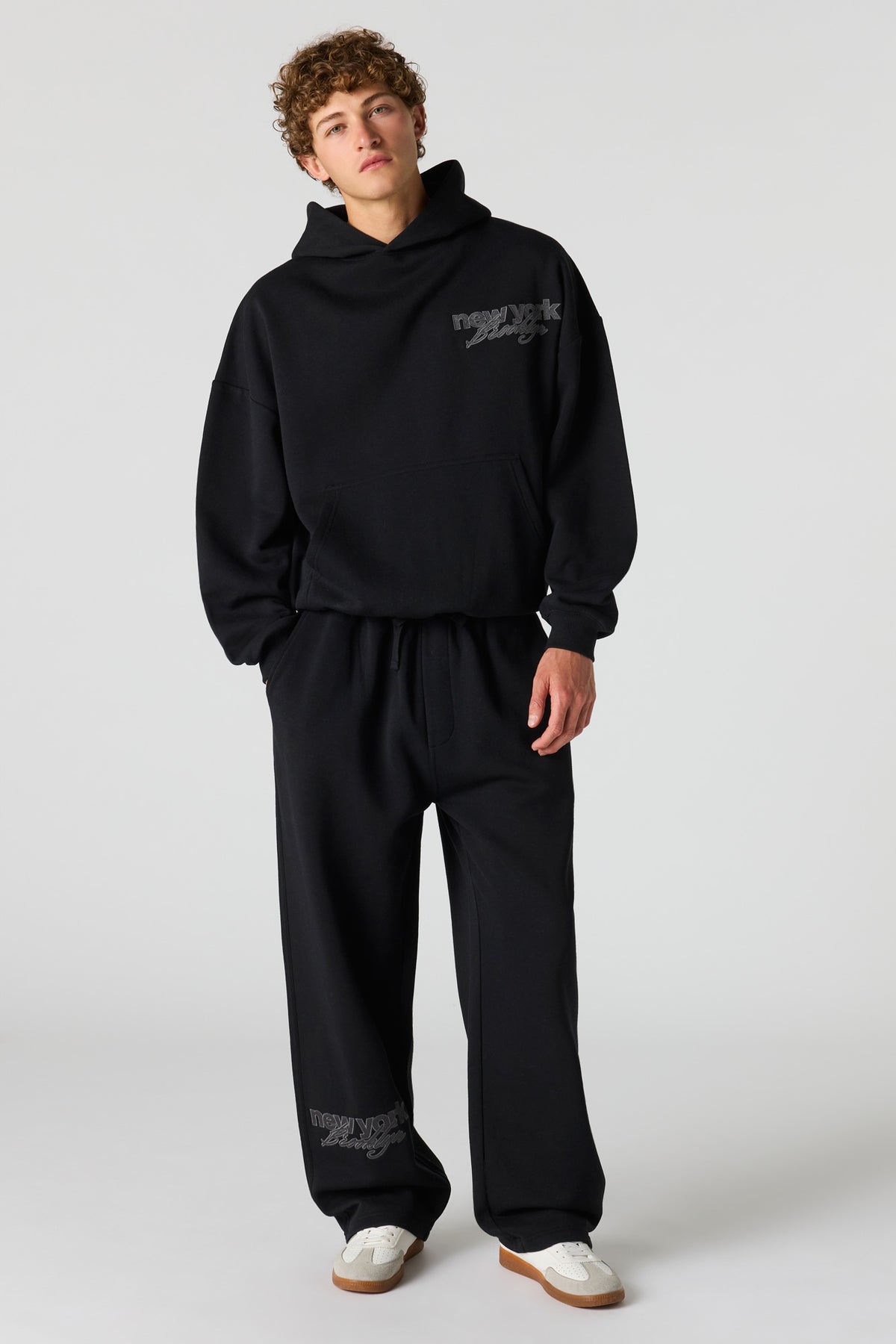 Vue alternative 2. Pantalon d'entraînement baggy en molleton imprimé
