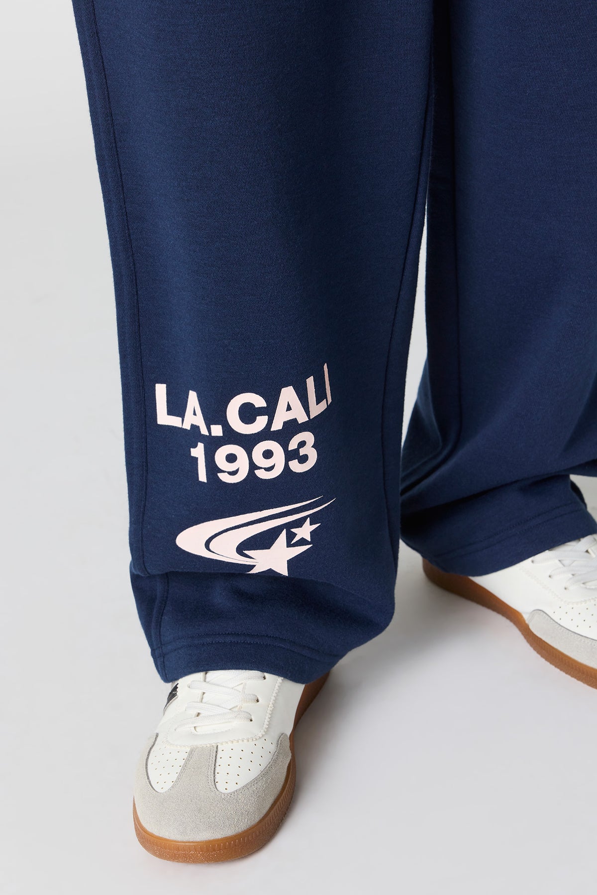 Vue alternative 4. Pantalon d'entraînement baggy en molleton imprimé