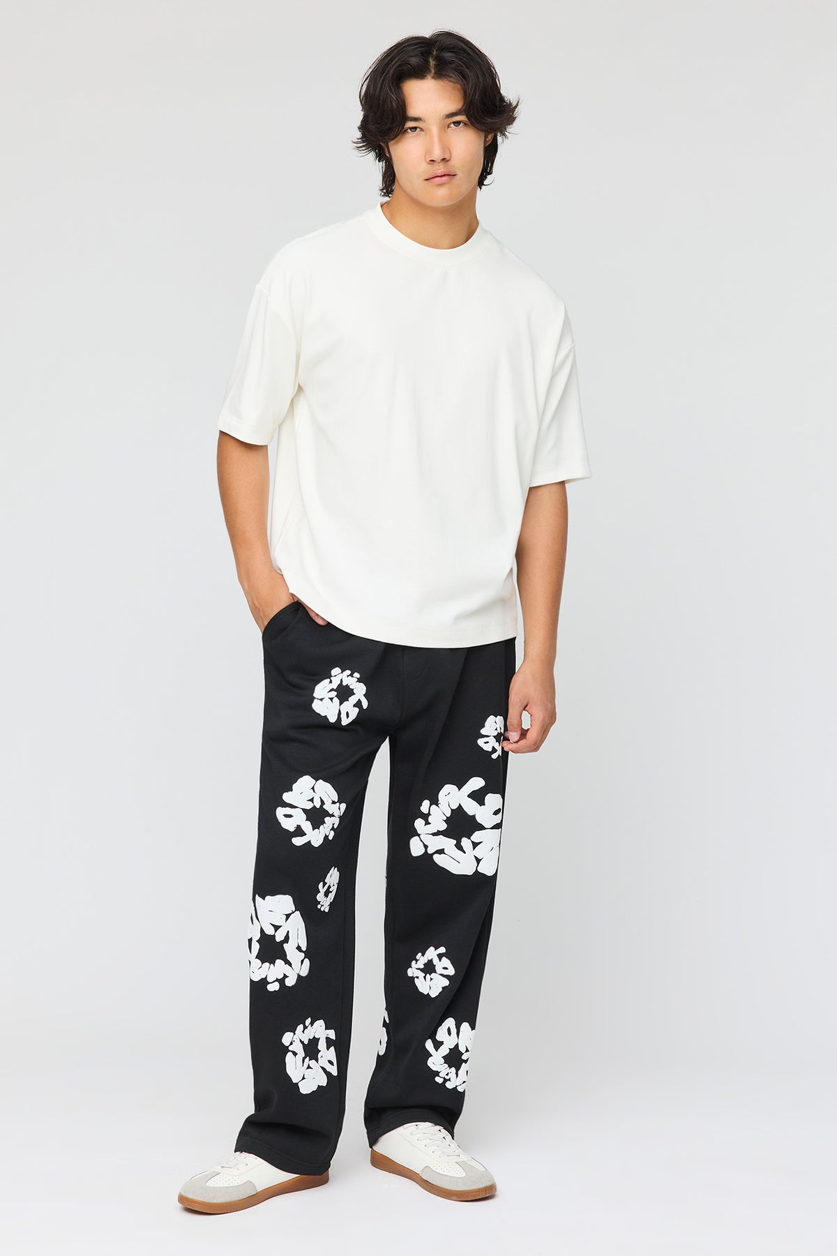 Vue alternative 2. Pantalon d'entraînement ample en molleton imprimé