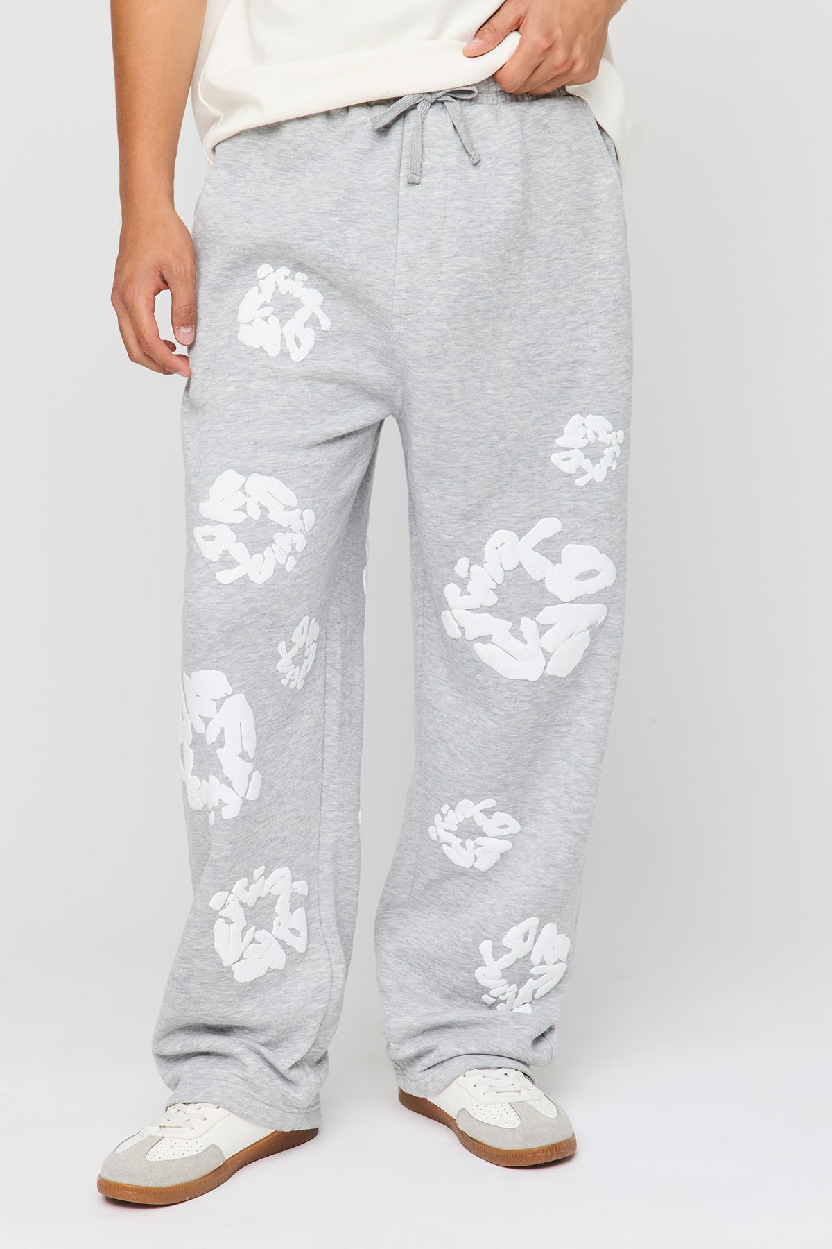 Pantalon d'entraînement ample en molleton imprimé