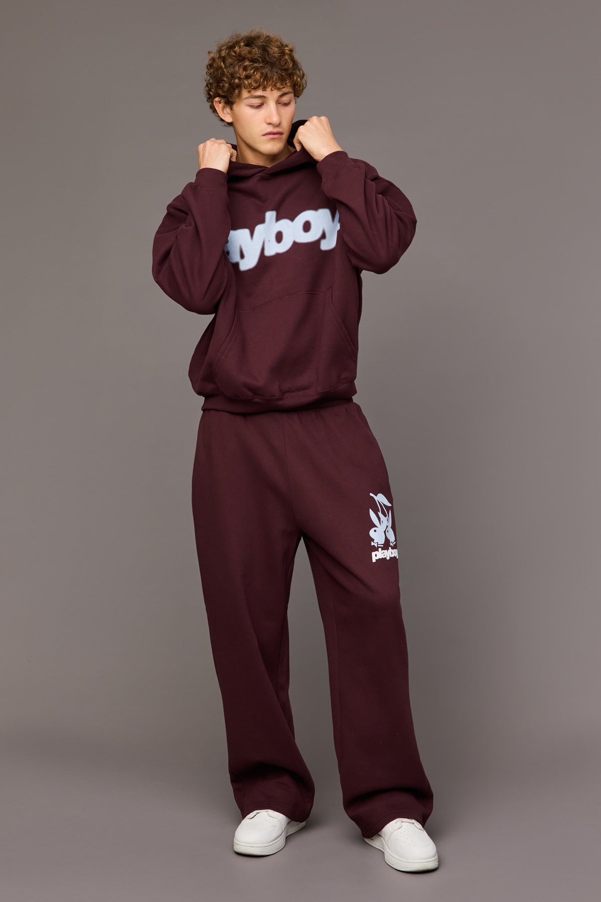 Vue alternative 2. Pantalon d'entraînement à jambe large en molleton avec imprimé Playboy
