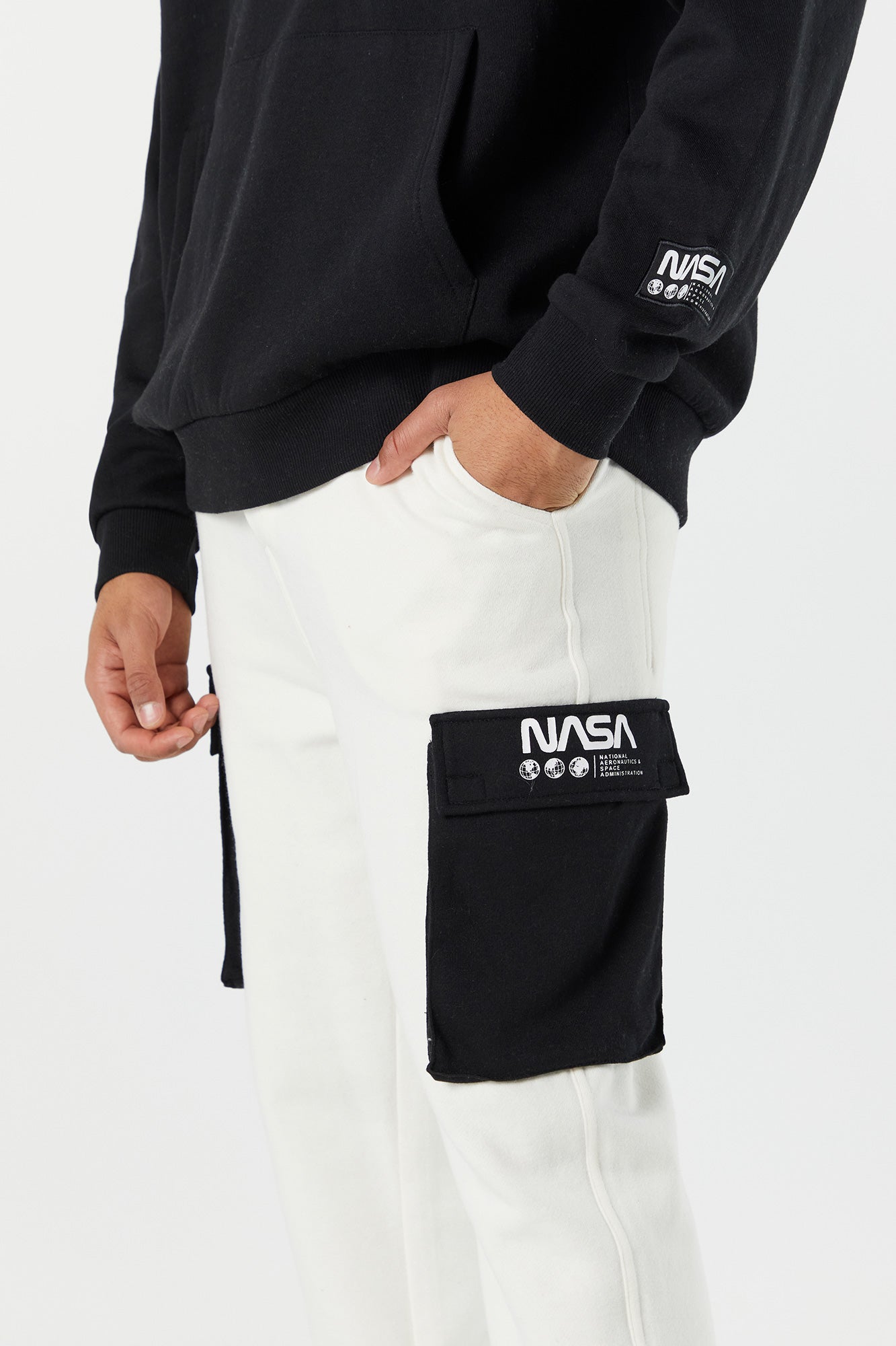 Pantalon de jogging cargo en molleton avec blocs couleurs et imprimé NASA