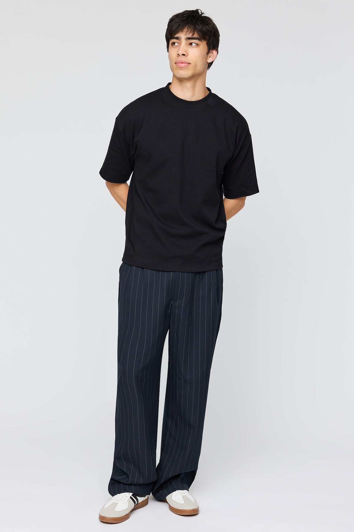 Alt View 3. Oversized T-Shirt - Black