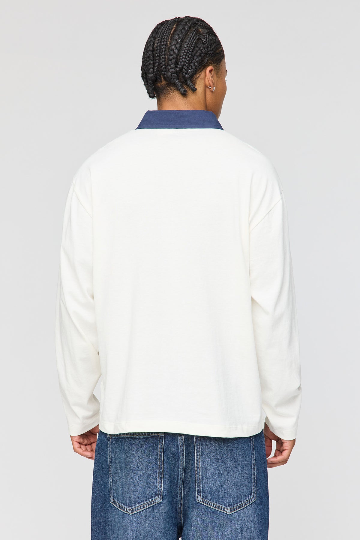 Vue alternative 2. Chemise polo à manches longues avec blocs de couleurs et motif brodé