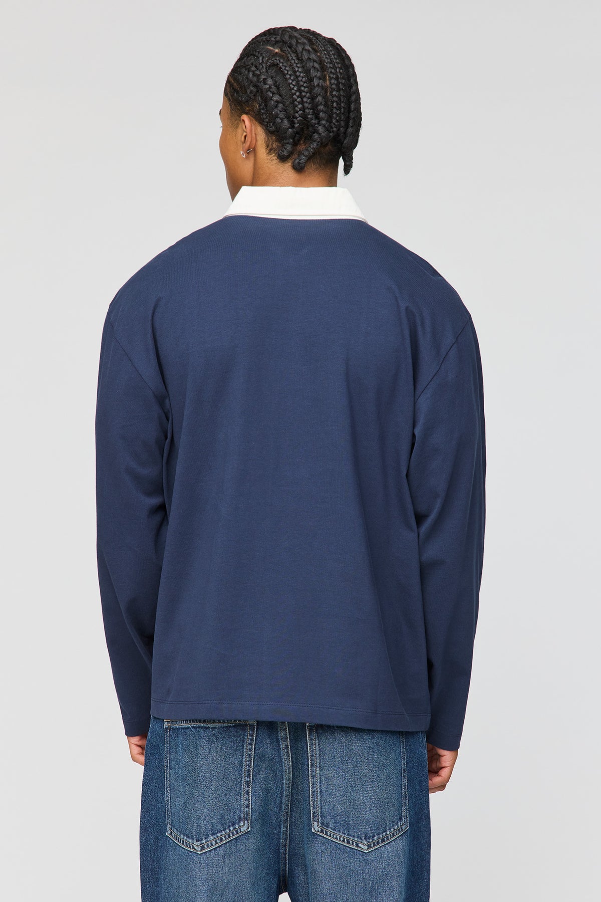 Vue alternative 2. Chemise polo à manches longues avec blocs de couleurs et motif brodé