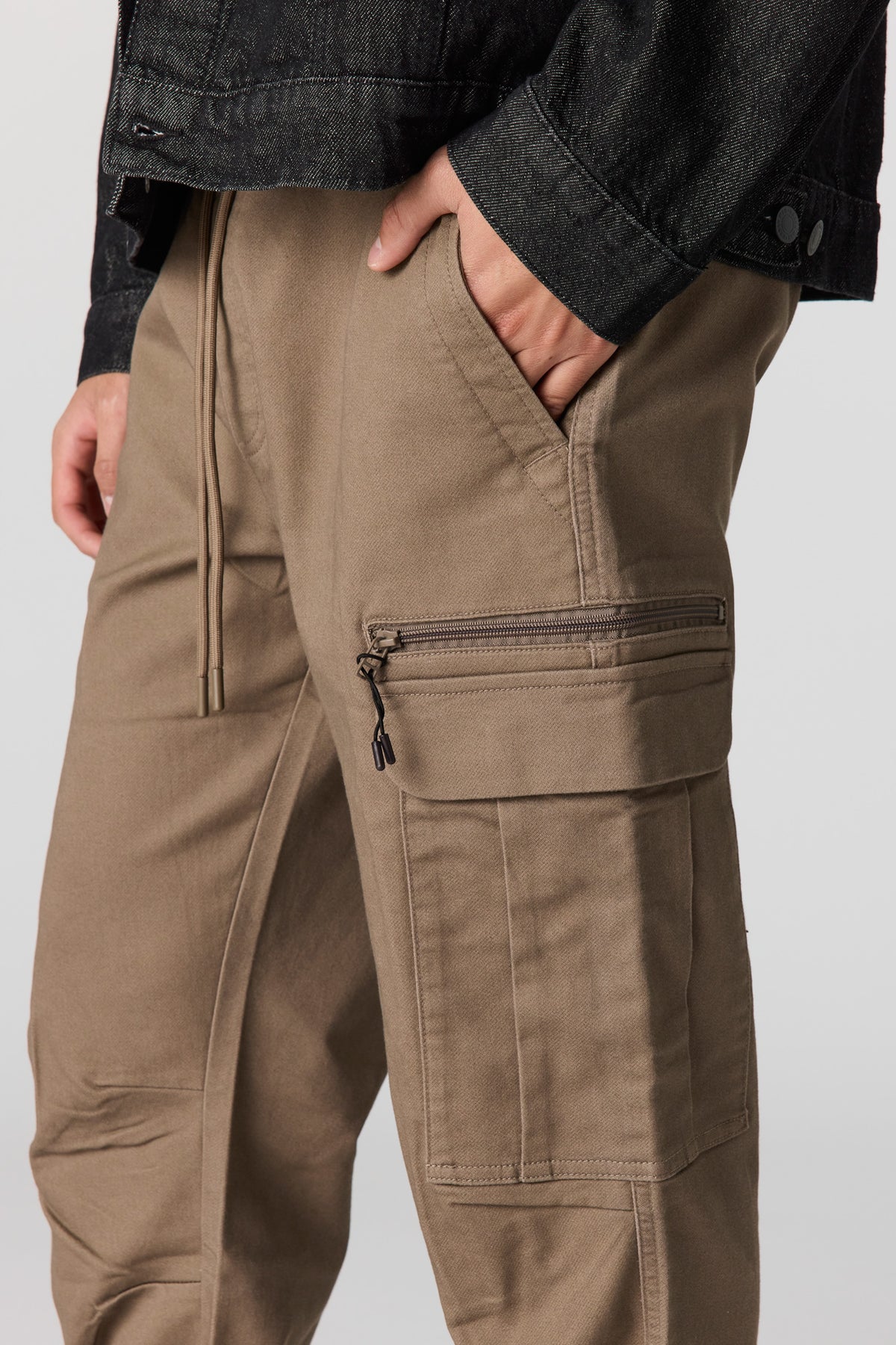 Vue alternative 4. Jogger cargo avec poches à fermeture à glissière