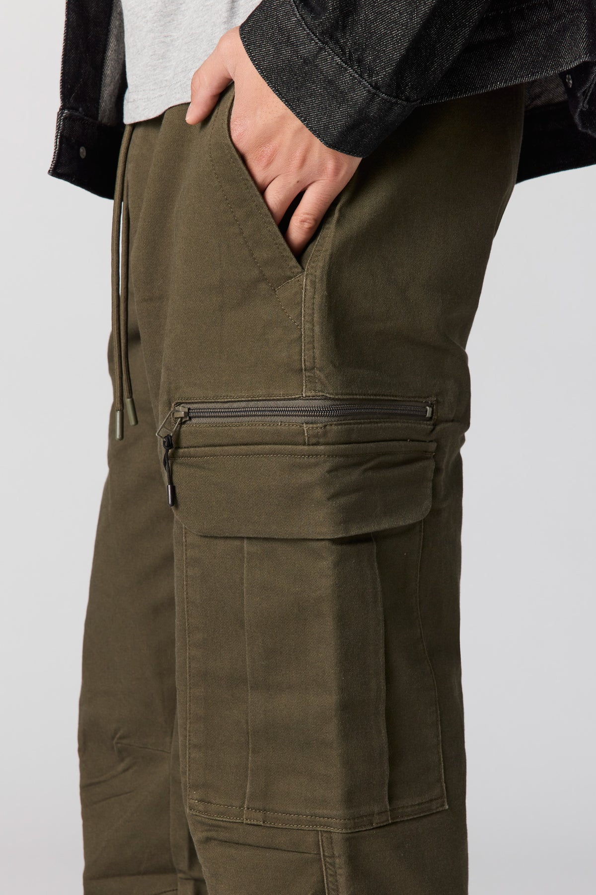 Vue alternative 4. Jogger cargo avec poches à fermeture à glissière