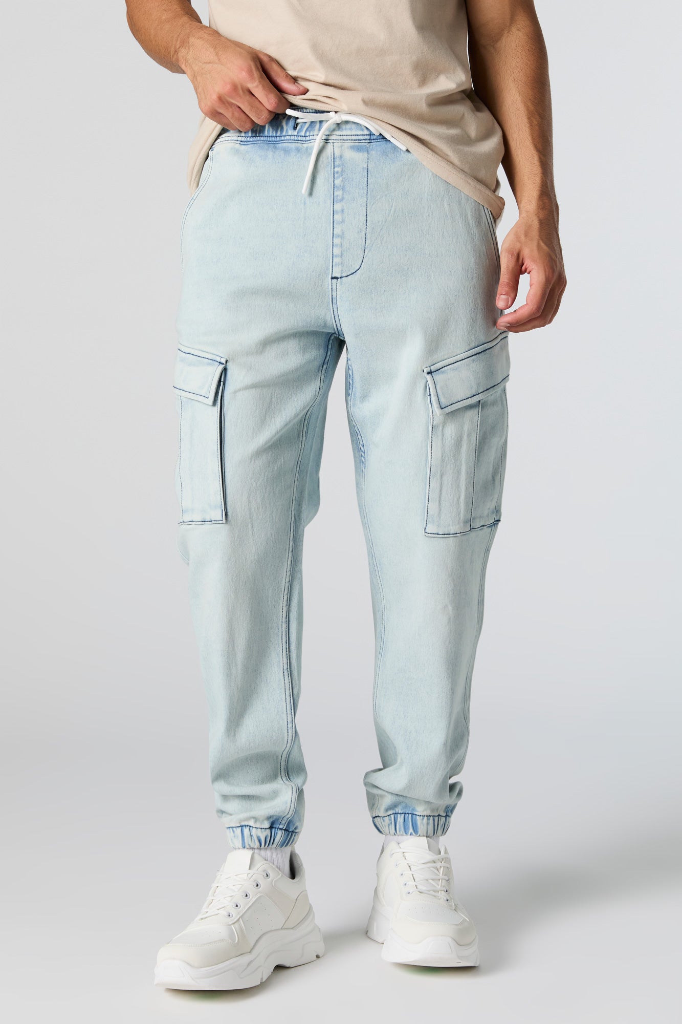 Jogger cargo en denim