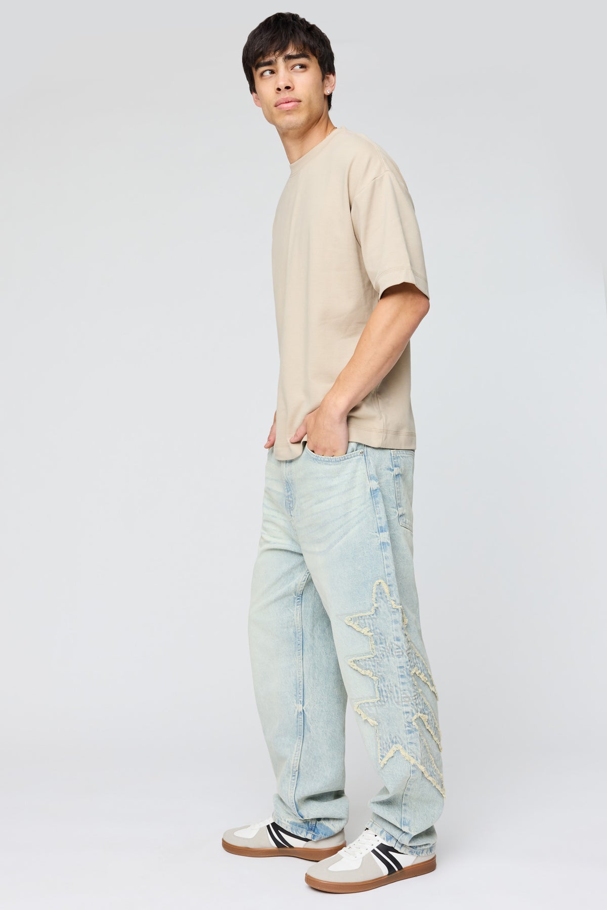 Vue alternative 2. Jean baggy avec applique Étoile
