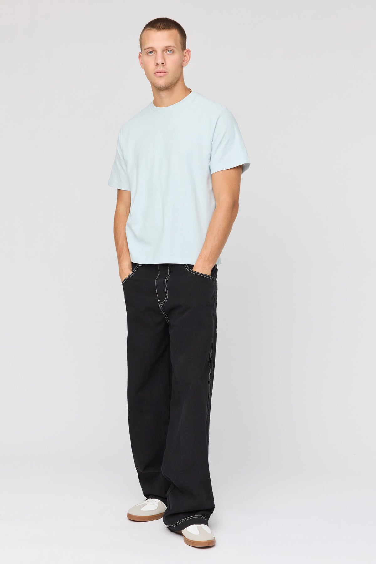 Vue alternative 2. Jean à jambe large avec motif brodé