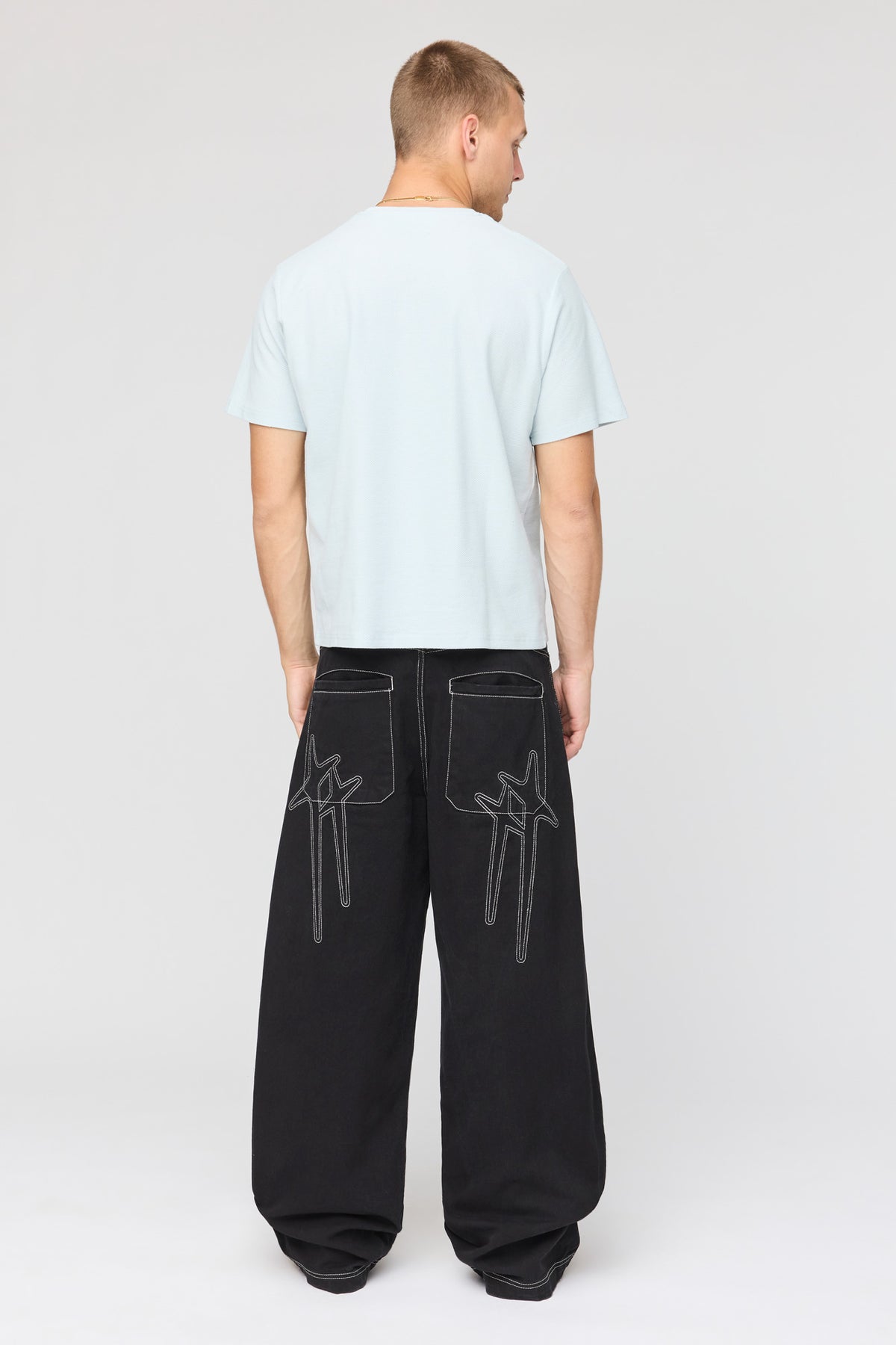 Vue alternative 3. Jean à jambe large avec motif brodé