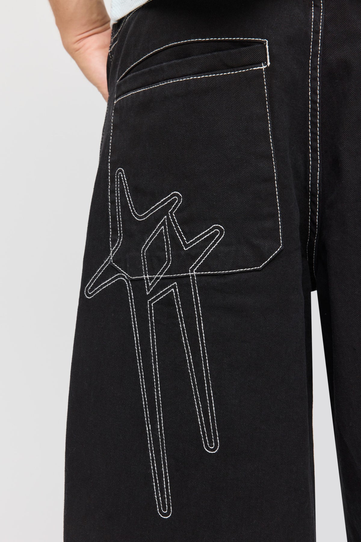 Vue alternative 4. Jean à jambe large avec motif brodé