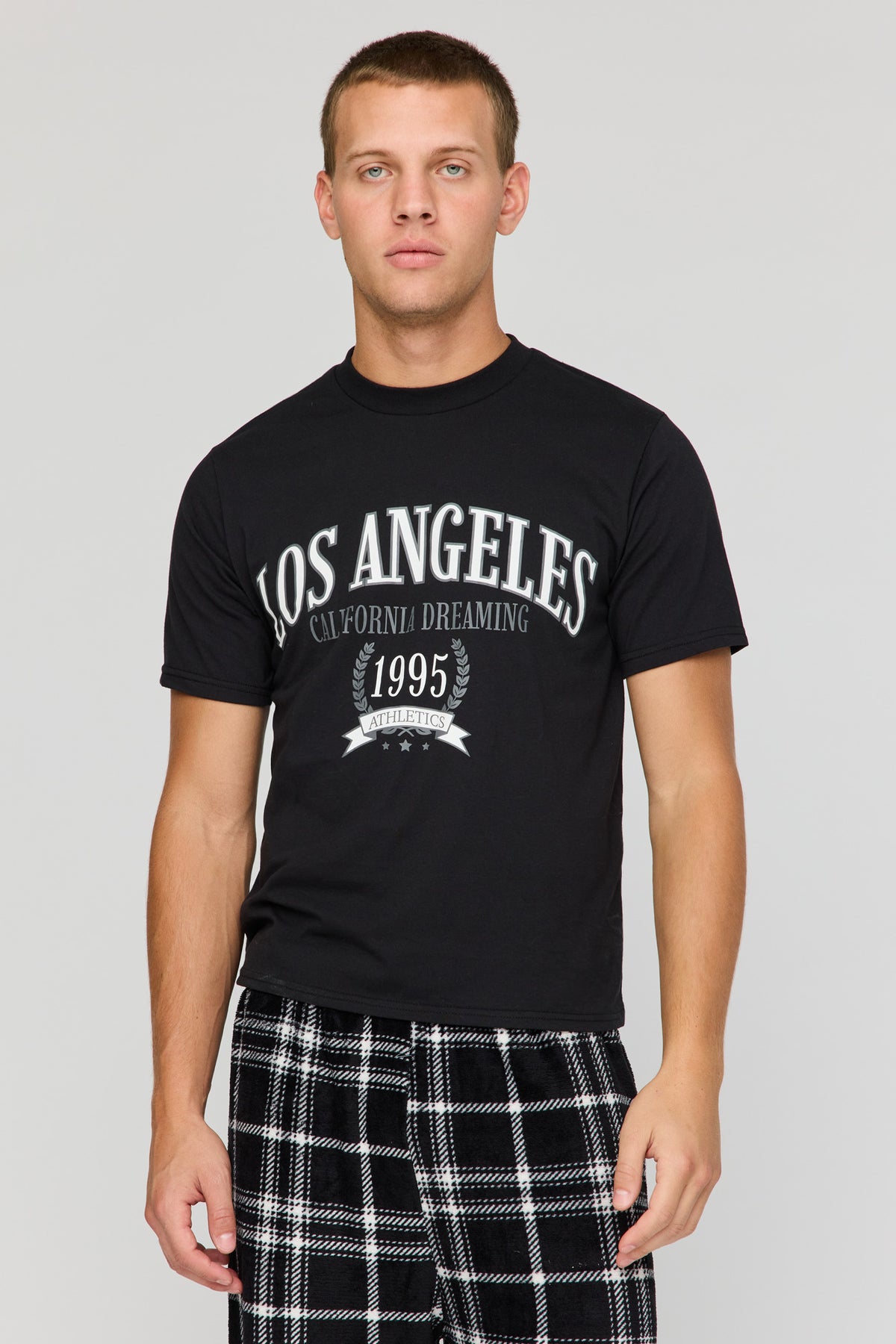 Vue alternative 2. Ensemble pyjama avec t-shirt imprimé et pantalon en peluche à carreaux