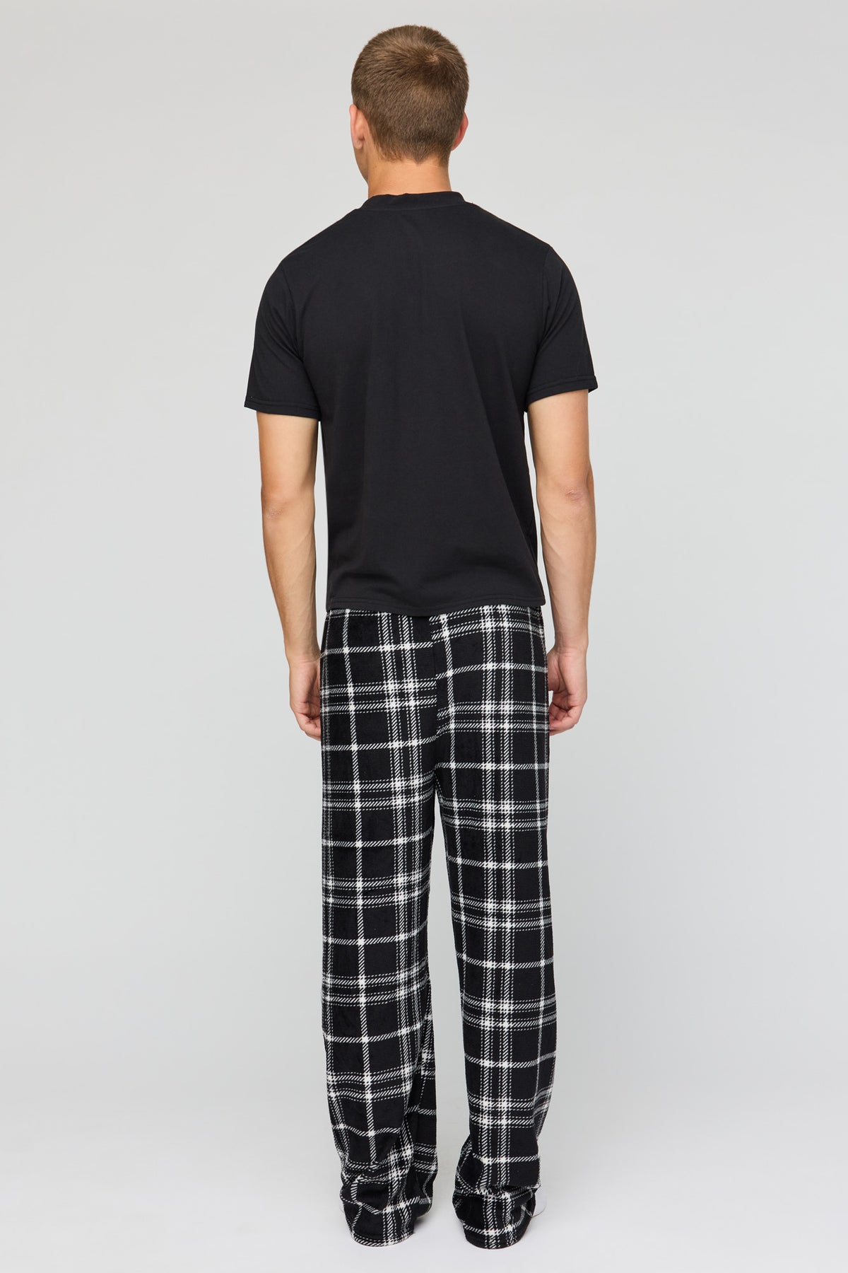 Vue alternative 4. Ensemble pyjama avec t-shirt imprimé et pantalon en peluche à carreaux