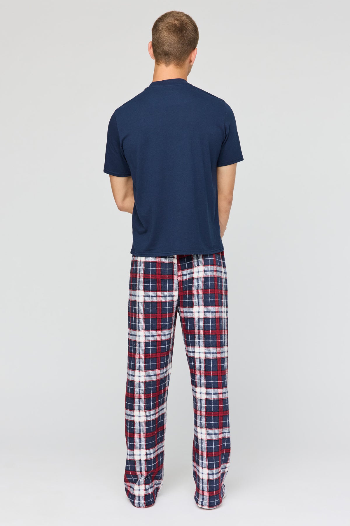 Vue alternative 4. Ensemble pyjama avec t-shirt imprimé et pantalon en peluche à carreaux