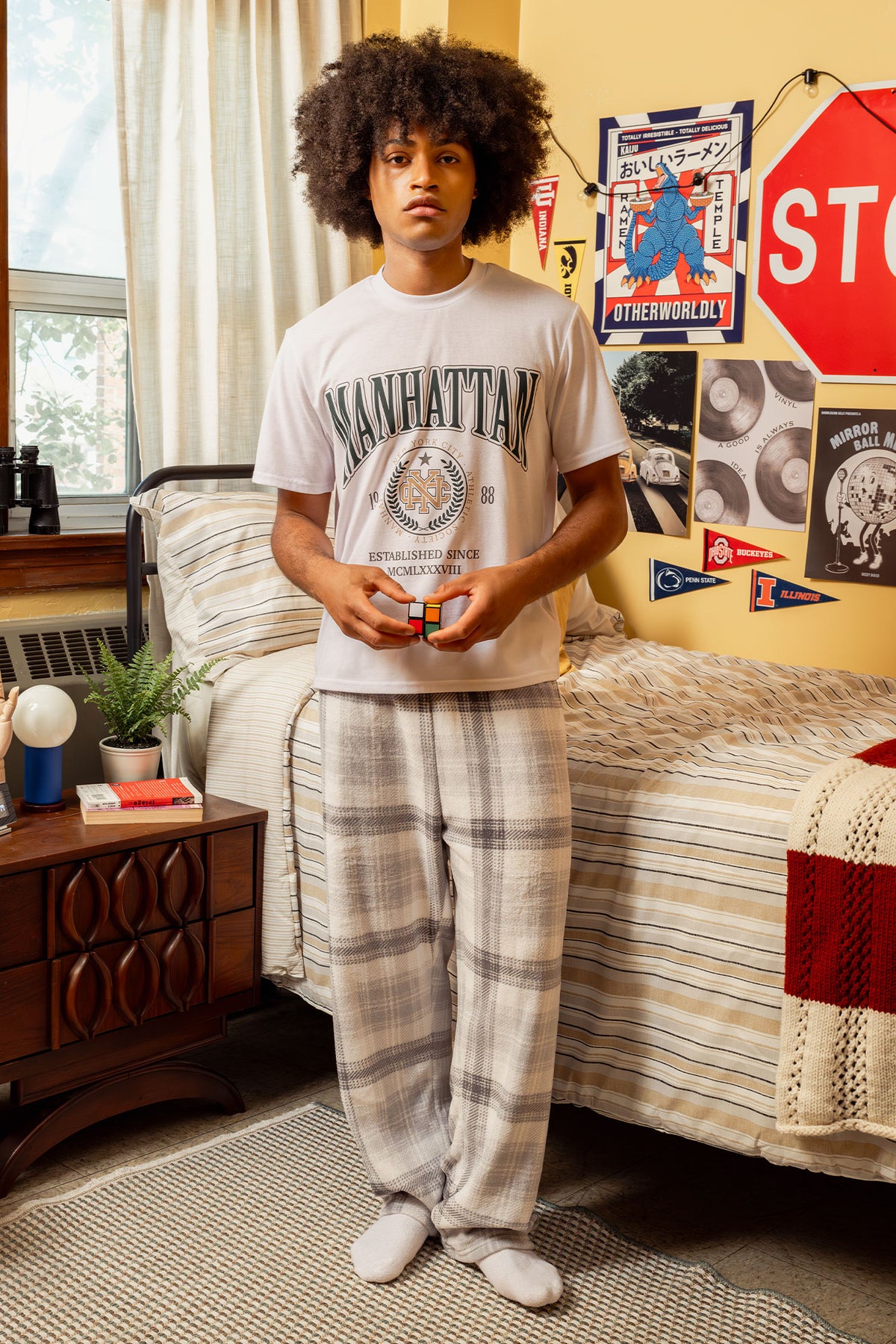 Vue alternative 2. Ensemble pyjama avec t-shirt imprimé et pantalon en peluche à carreaux