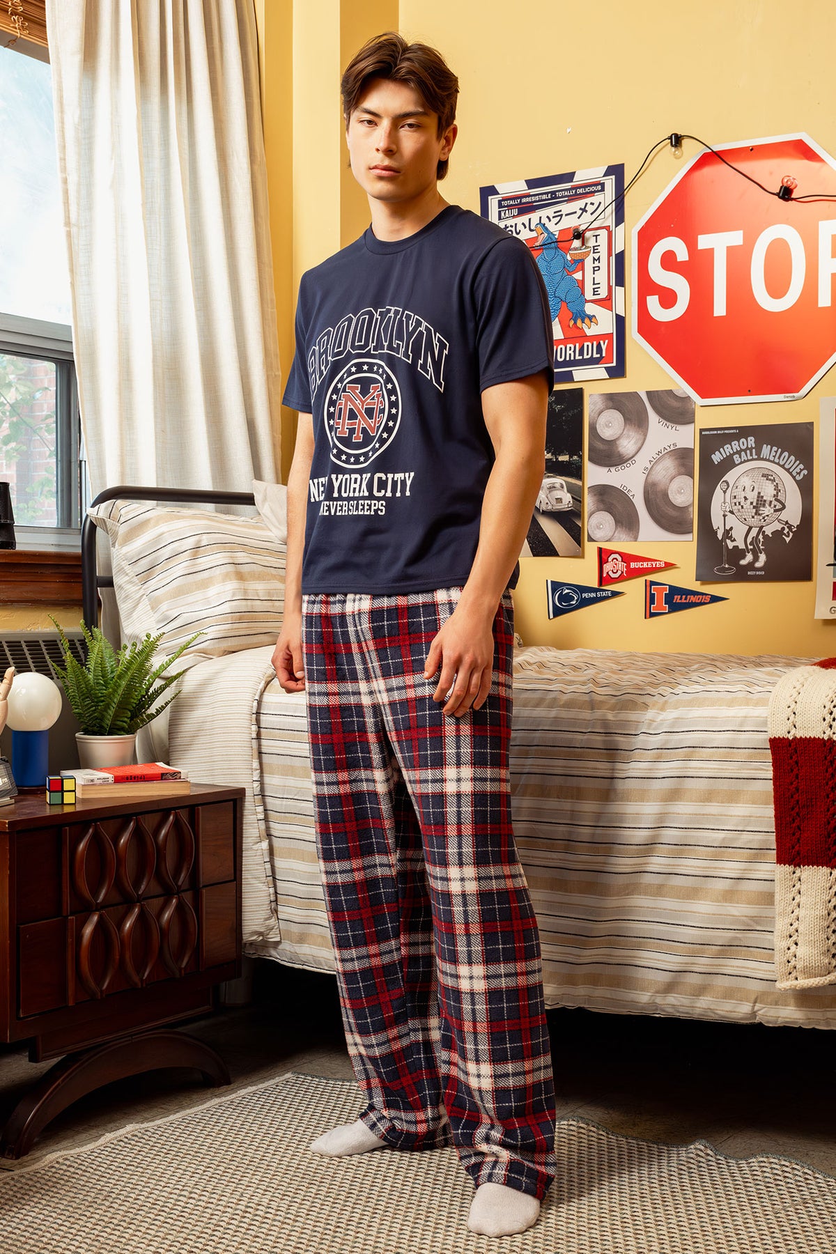 Vue alternative 2. Ensemble pyjama avec t-shirt imprimé et pantalon en peluche à carreaux